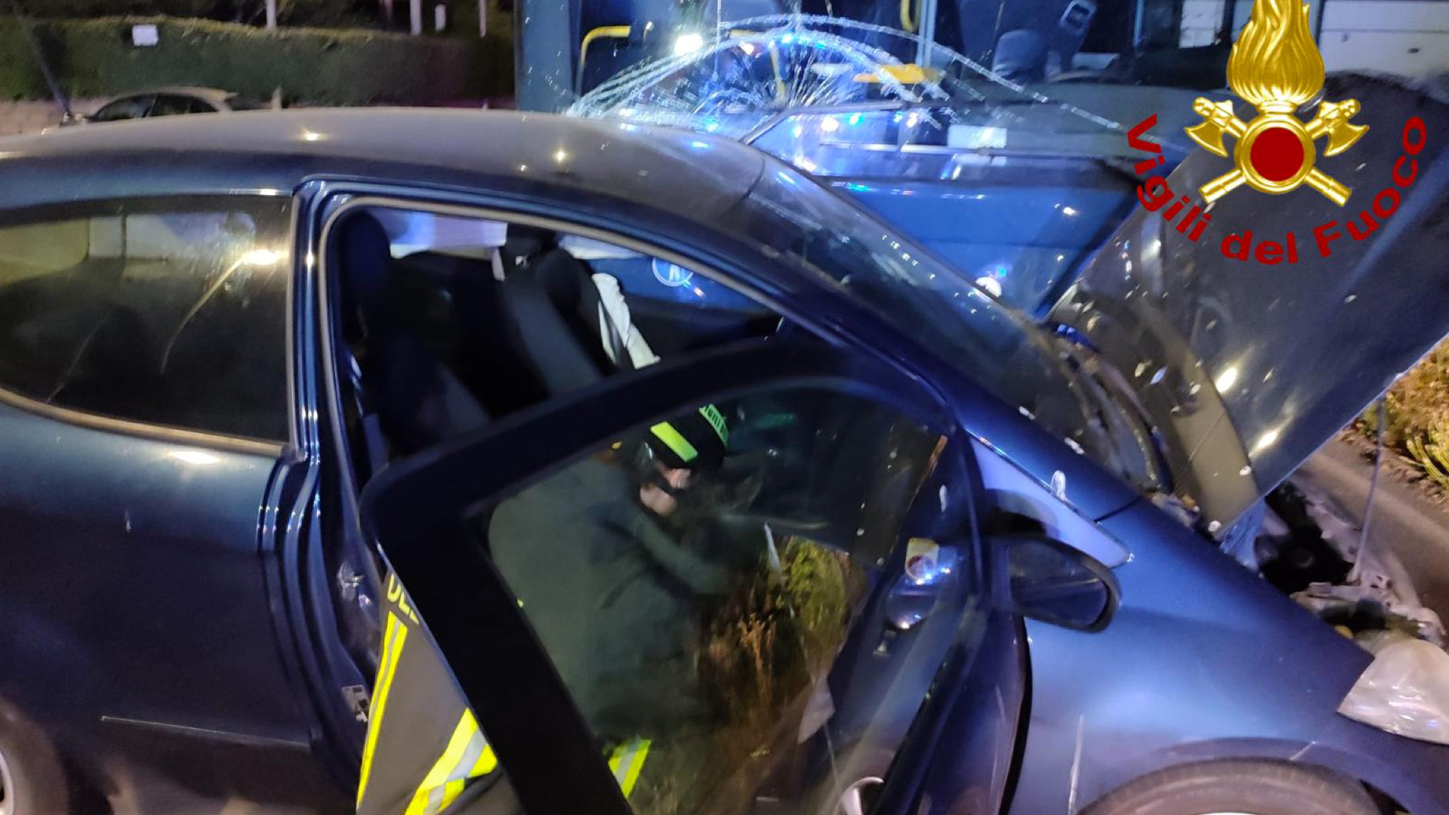 Incidente all’alba: scontro tra un auto e un bus, 5 feriti