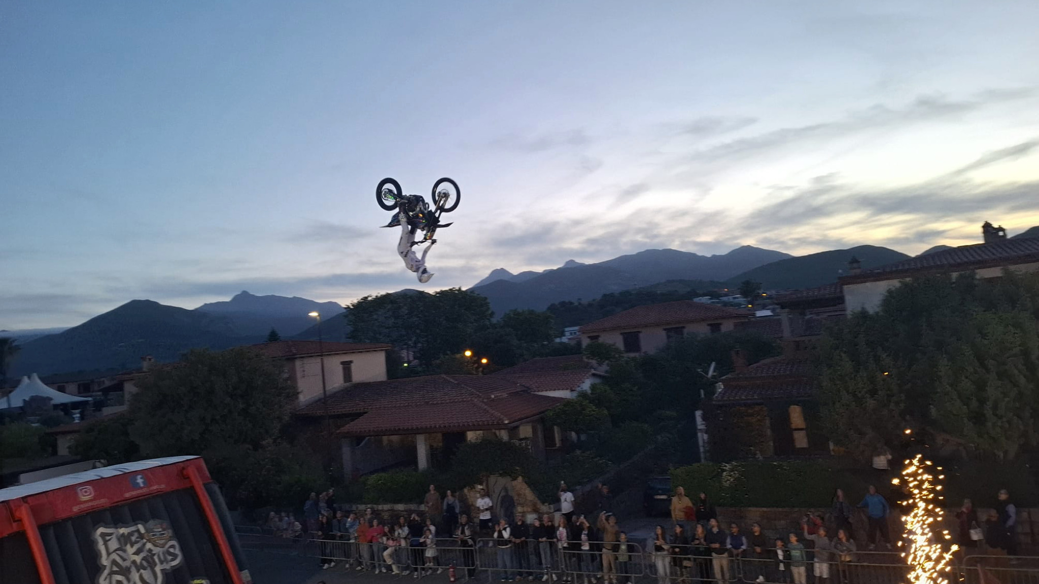 Le esibizioni acrobatiche al Motomarea di San Teodoro 