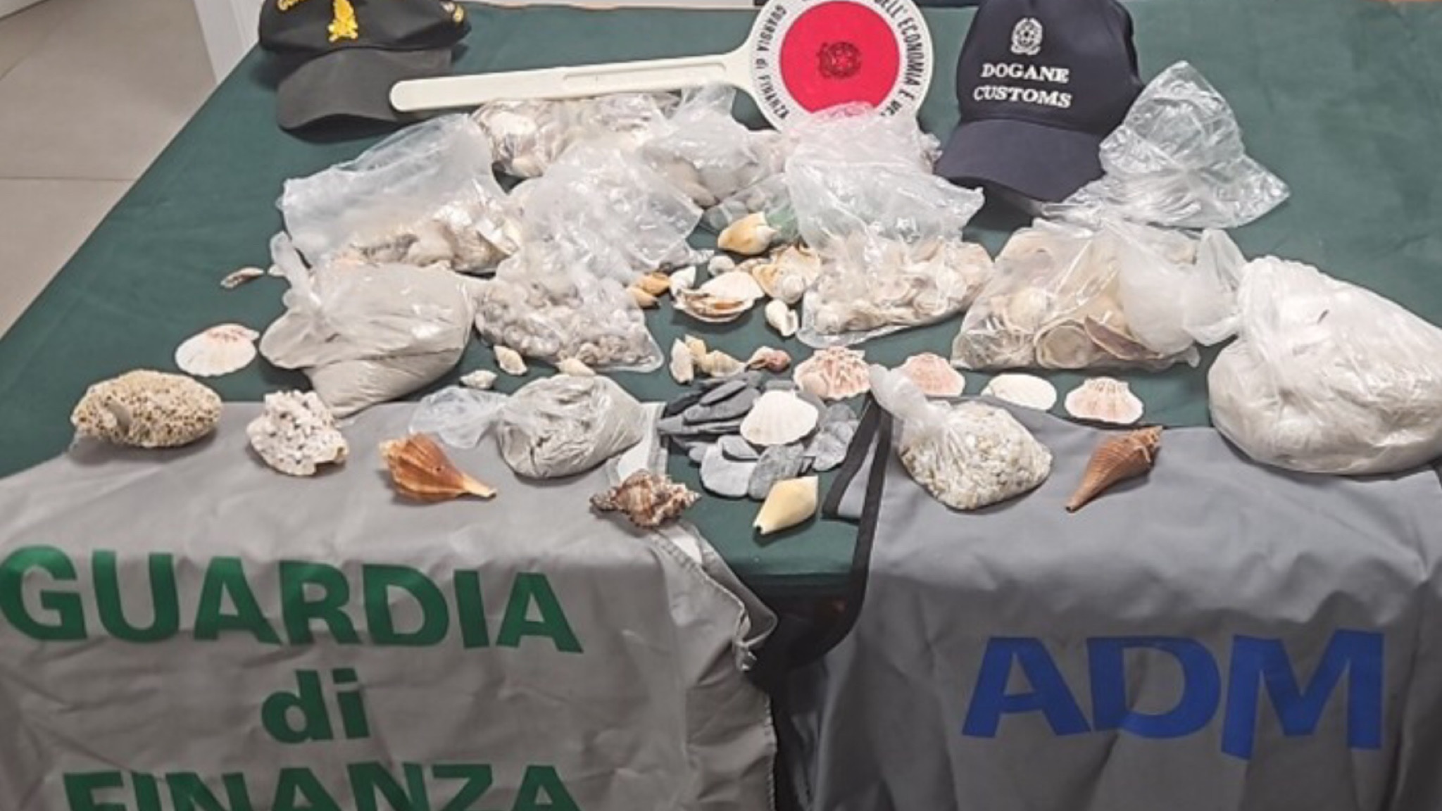 Alghero, turista bloccata con 6 kg di conchiglie, ciottoli e sabbia