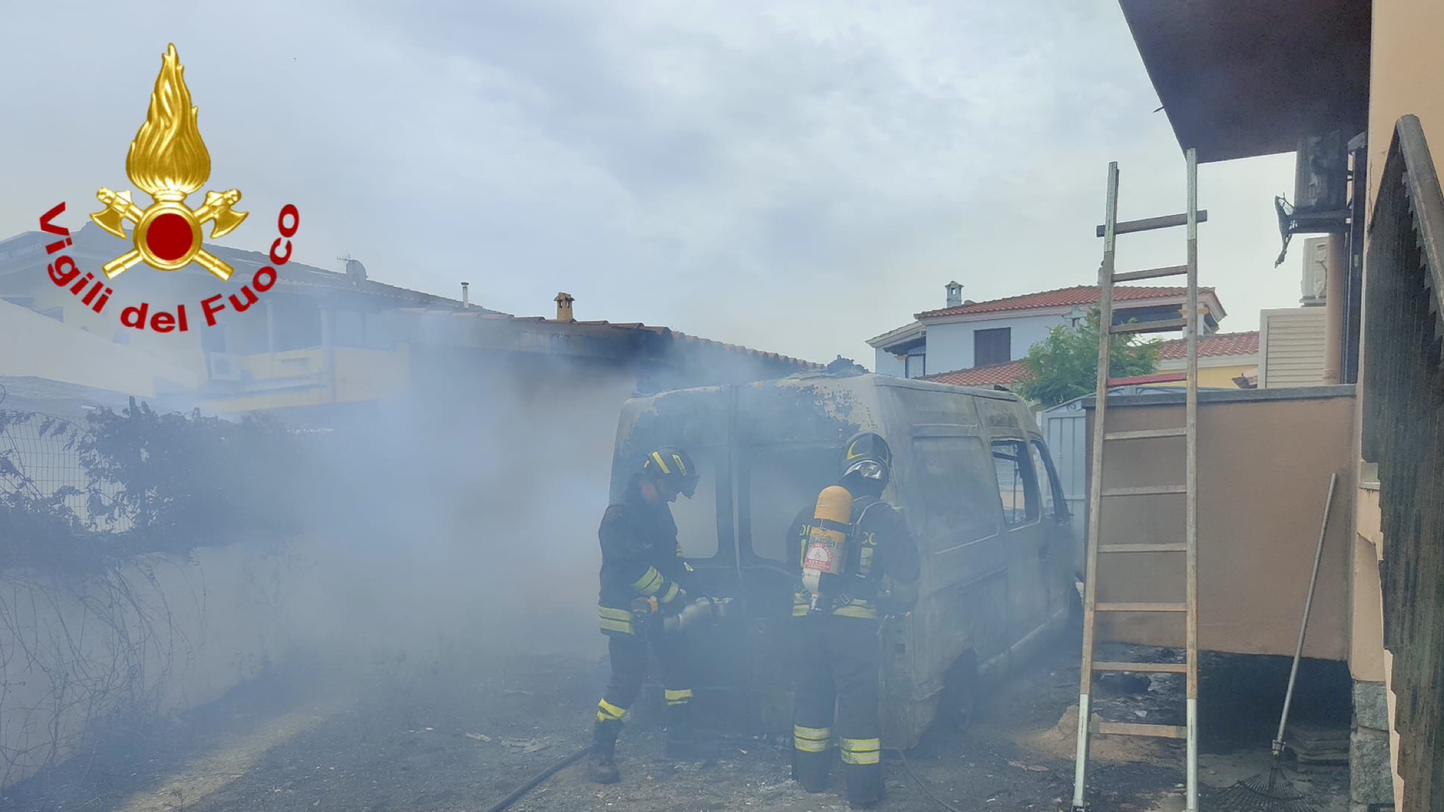 San Teodoro: a fuoco un’ambulanza