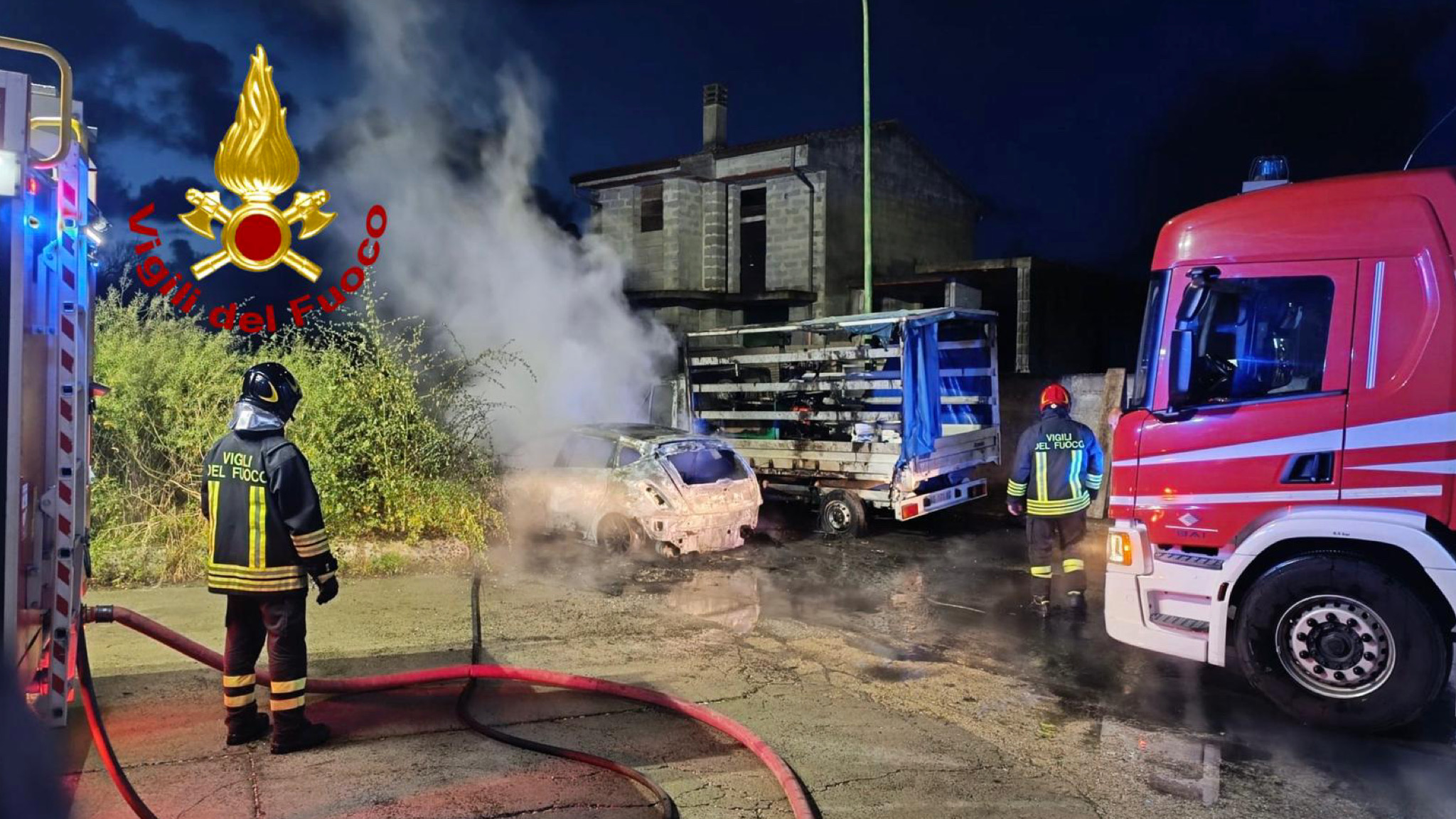 Incendio nella notte: a fuoco un auto e un furgone