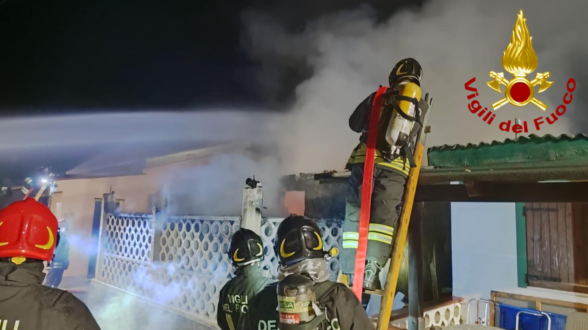 Abitazione a fuoco: tre squadre dei Vigili del Fuoco impegnate nelle operazioni di spegnimento