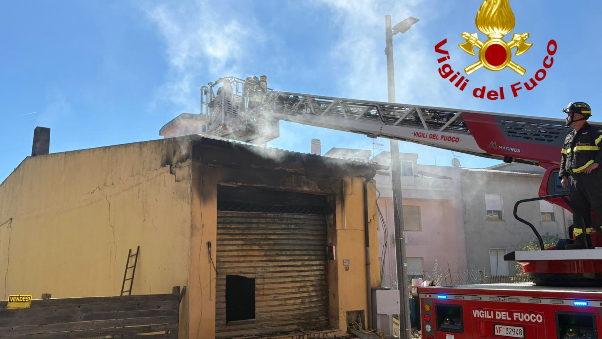 Fiamme in un panificio: intervento con due squadre dei Vigili del fuoco