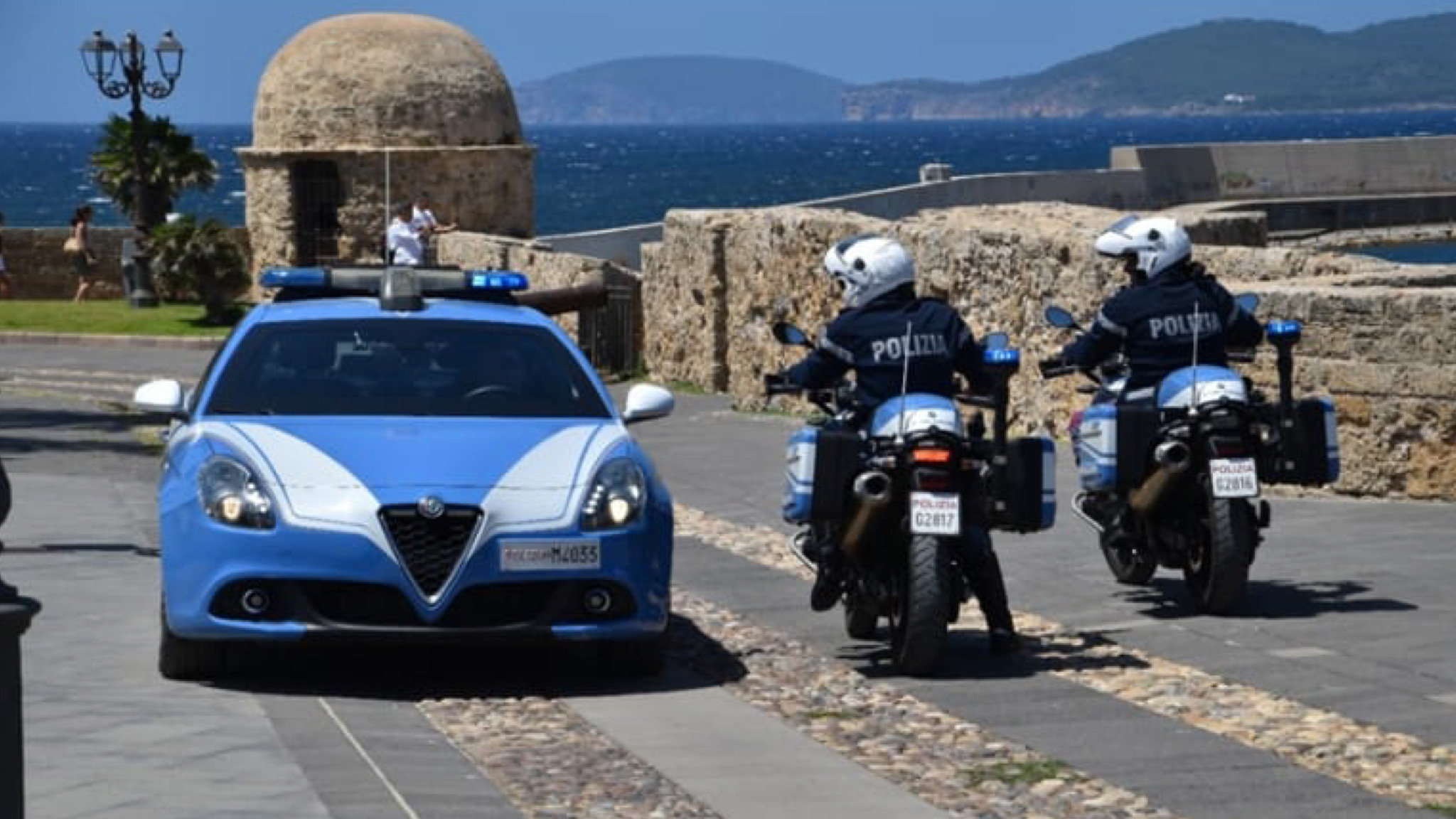 Tenta di sfondare il portone di casa della nonna: interviene la Polizia