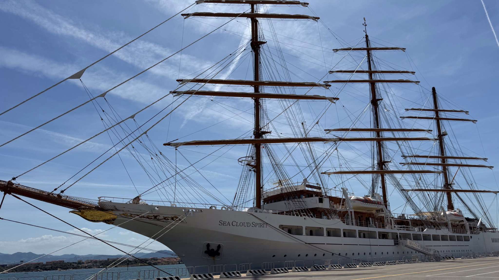 Olbia, arriva al porto il veliero da crociera più grande del mondo