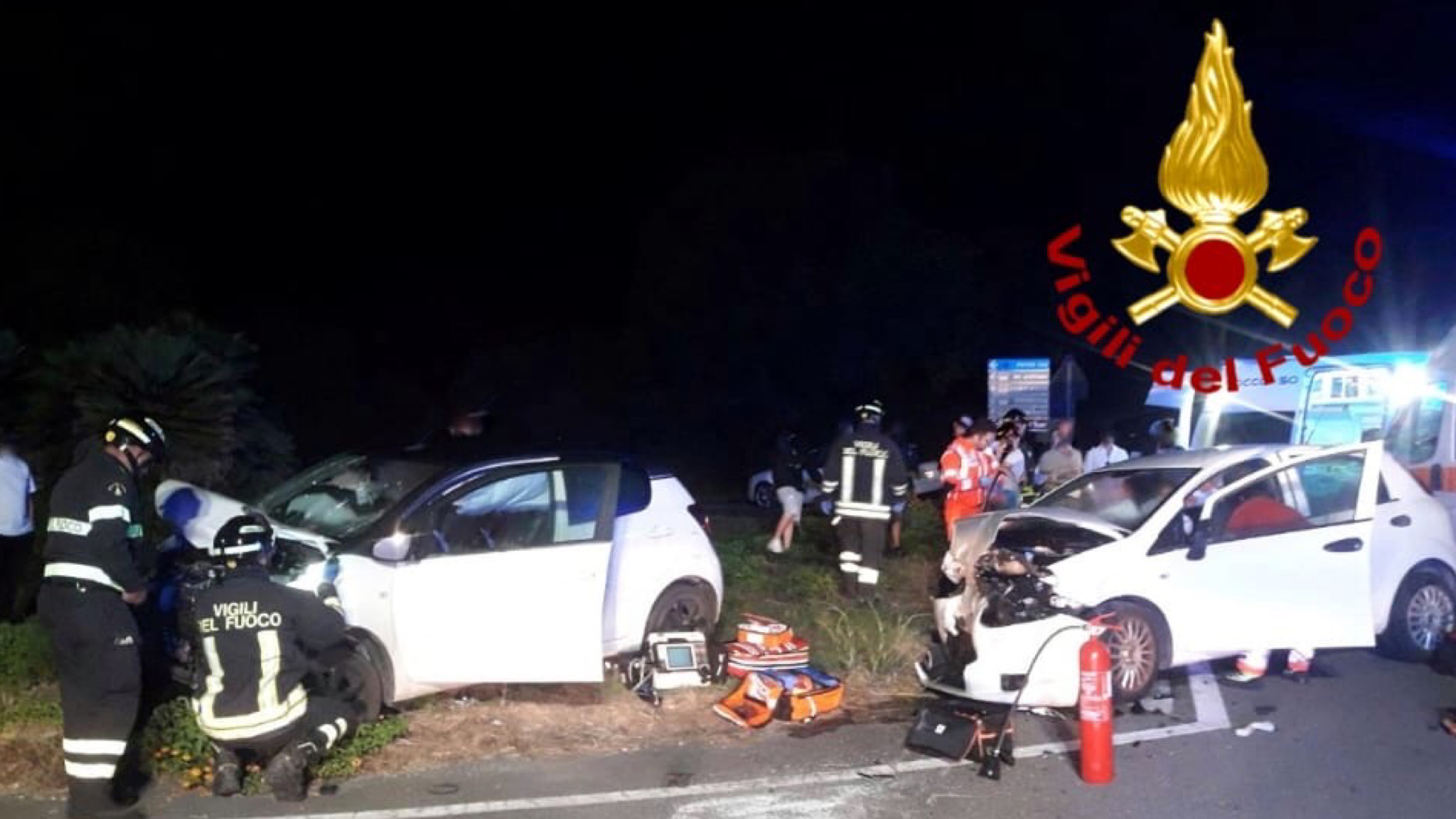 Scontro nella notte tra due auto: quattro ragazze in ospedale