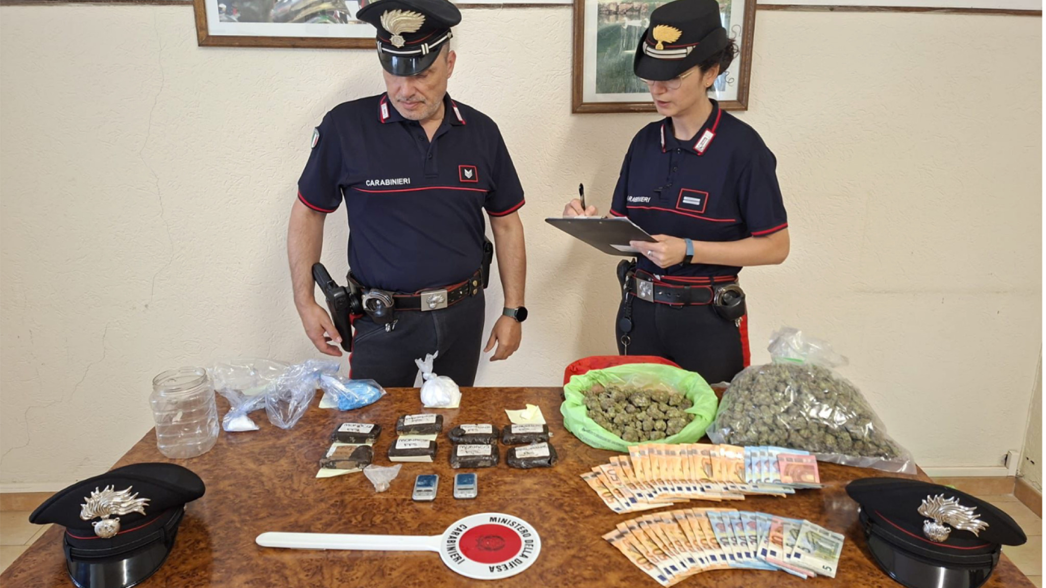 Aglientu, i Carabinieri arrestano due giovani per traffico di droga dopo un lungo inseguimento 