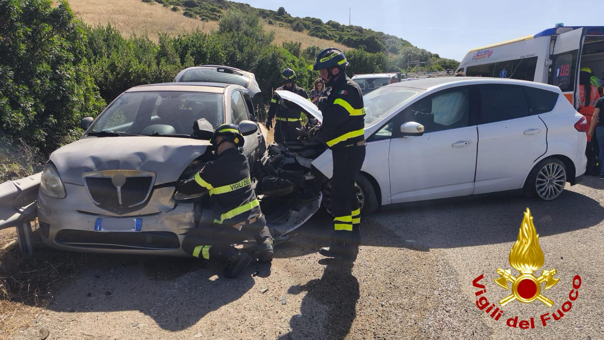 Castelsardo, maxi tamponamento: elisoccorso per due minori