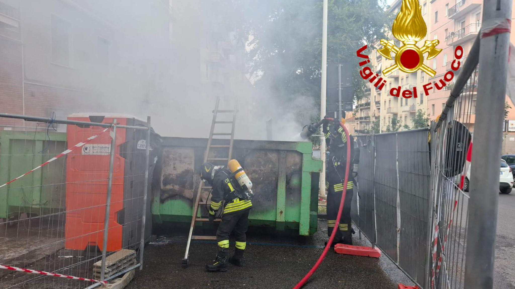 Fiamme in un cassone di inerti: pronto intervento dei Vigili del fuoco