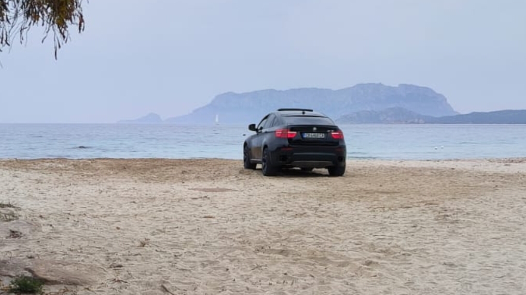 Olbia, auto in spiaggia: la prima segnalazione della stagione