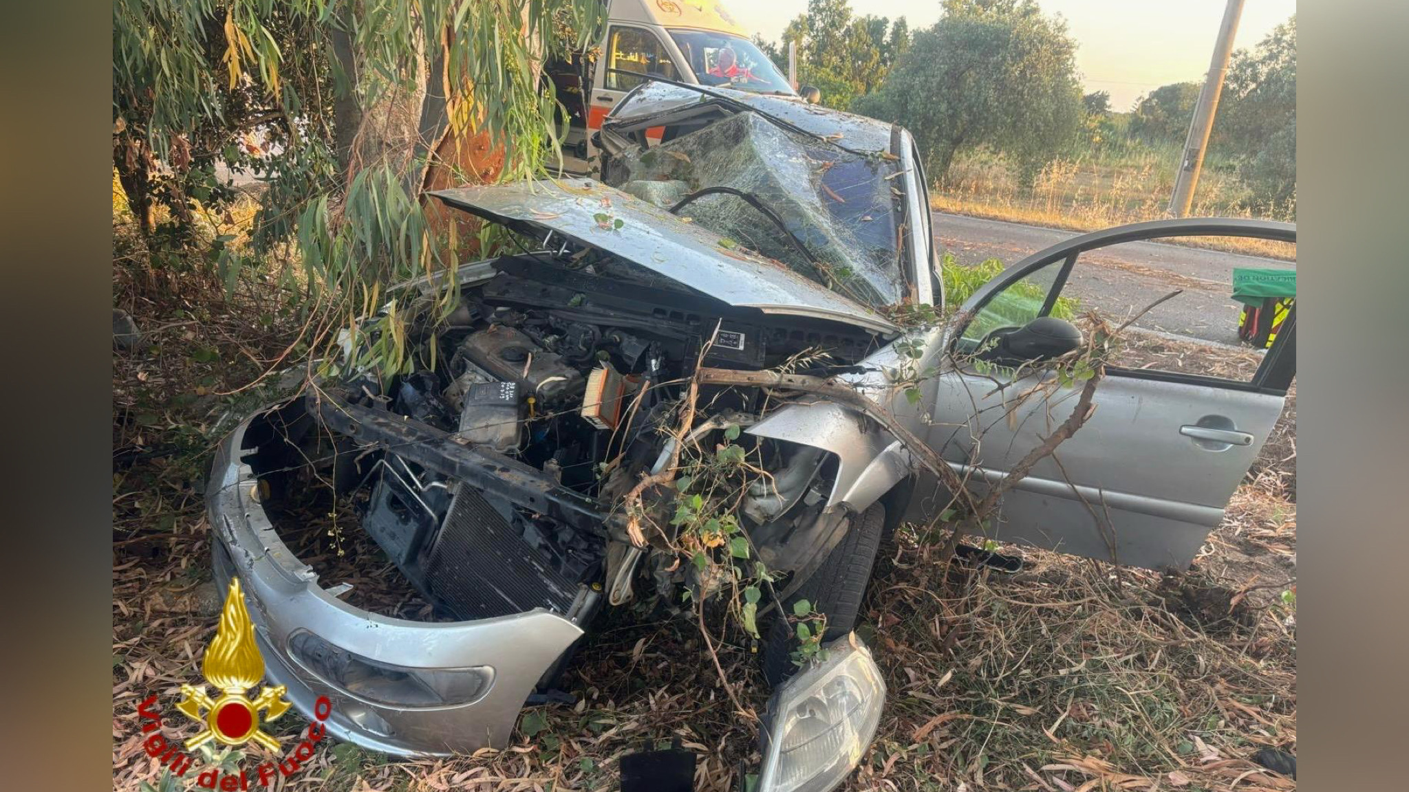 Sassari, auto contro un albero, ferito il conducente