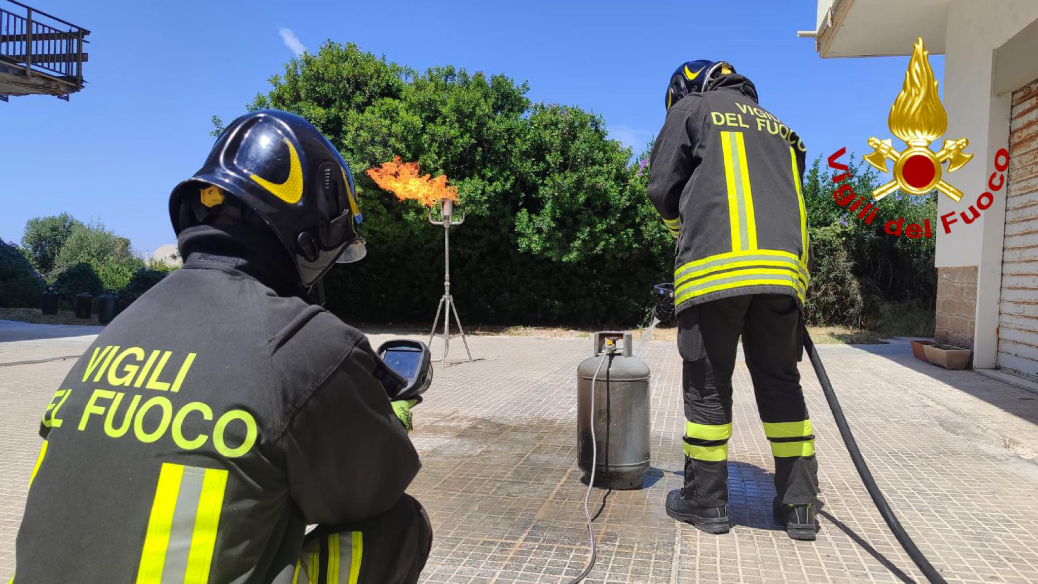 Incendio bombole in una palazzina: intervento ancora in corso dei Vigili del fuoco