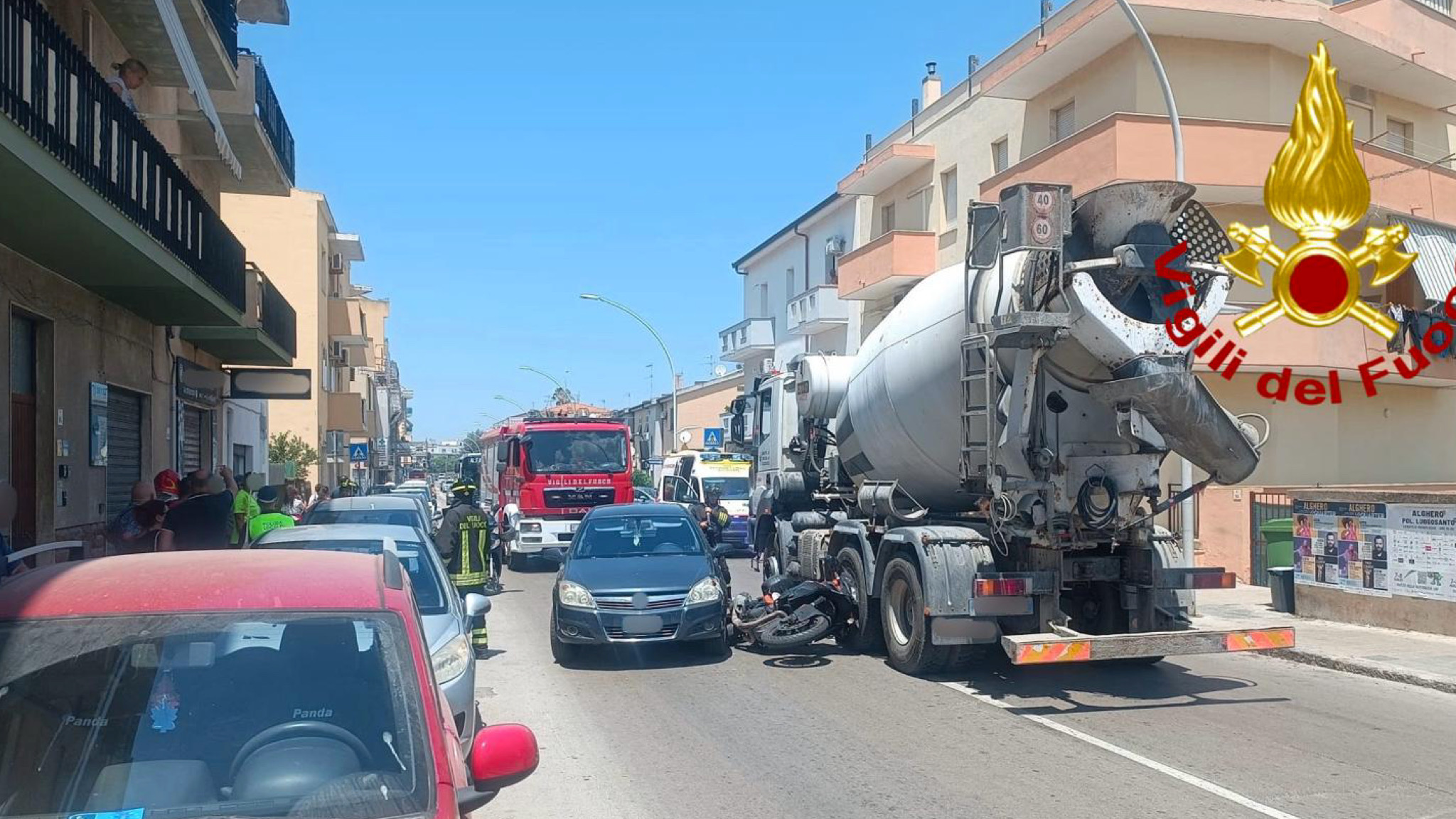 Alghero, scontro tra auto, moto e betoniera