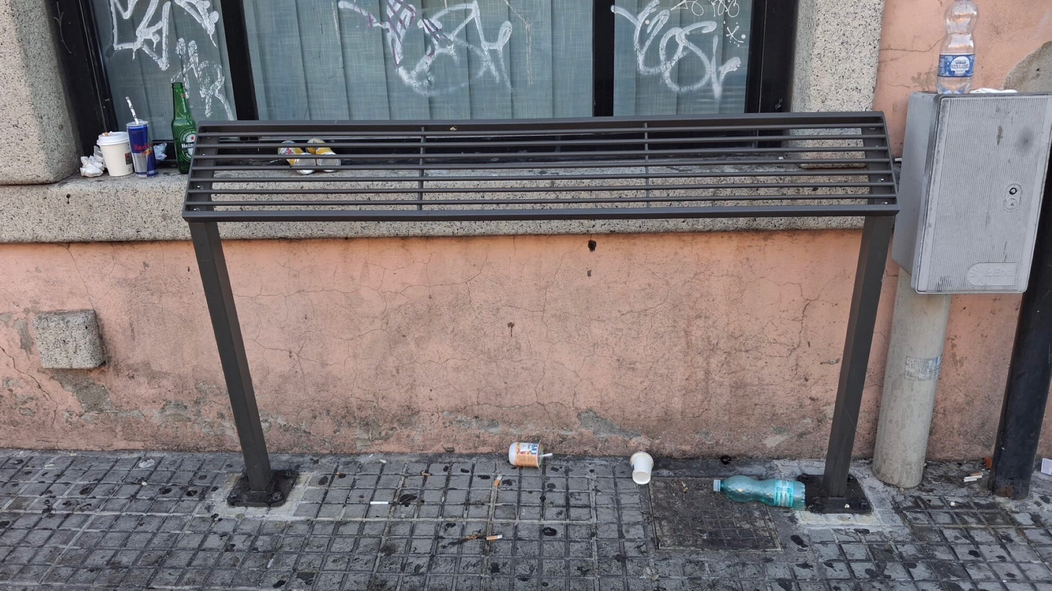 Olbia,  fermata dei bus tra sporcizia e degrado