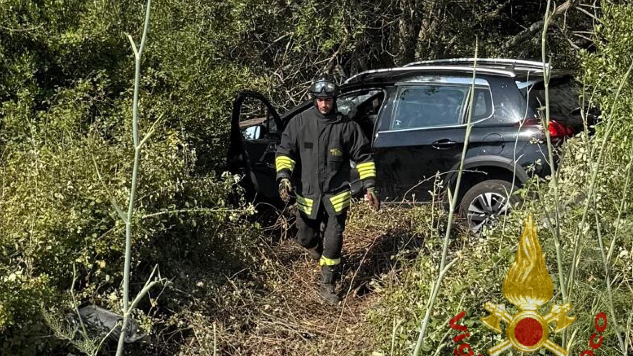 Auto esce fuori strada: soccorse due persone incastrate tra le lamiere