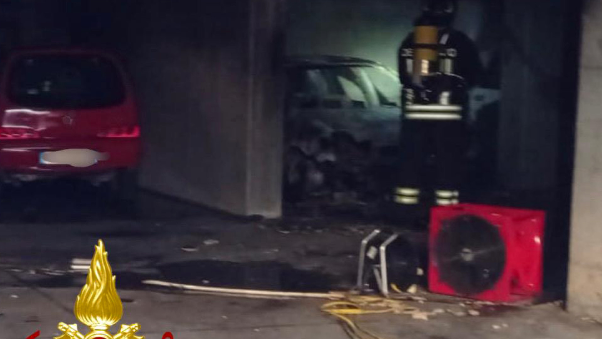 Sassari, incendio di un auto in un garage interrato: evacuato lo stabile