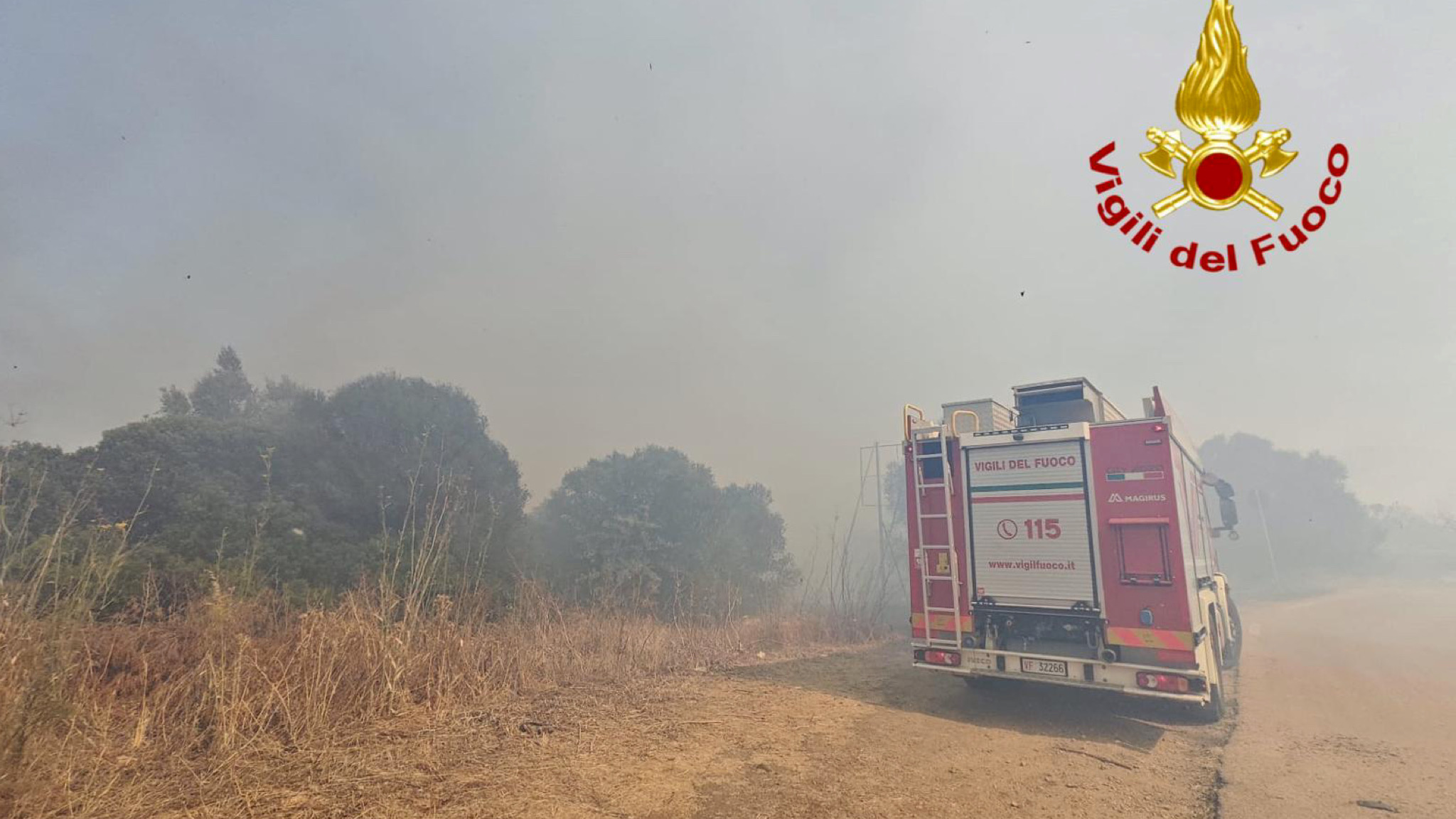 Olbia, incendio sulla costa sud della città