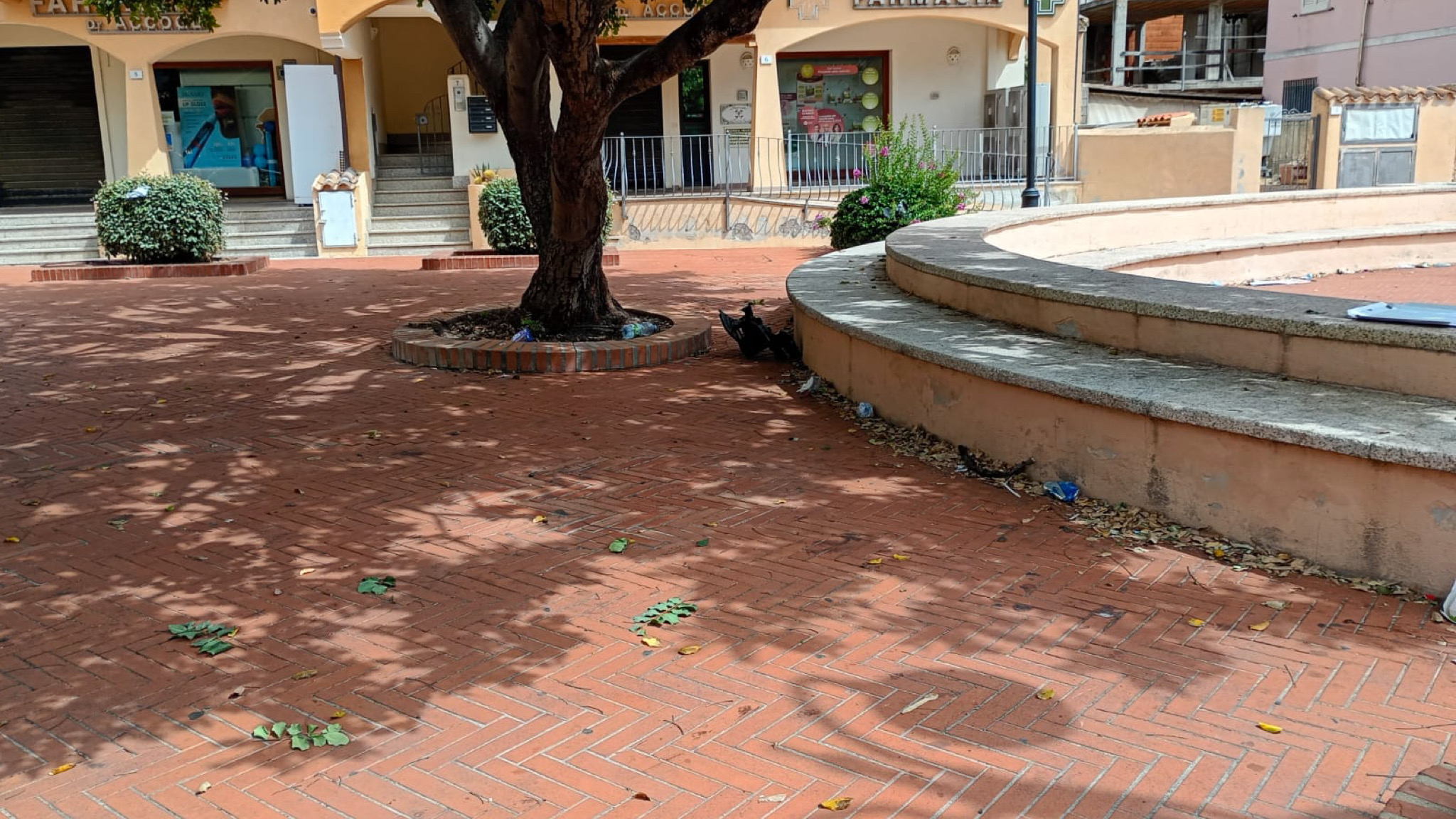 Olbia, piazzetta Etna sporca e abbandonata