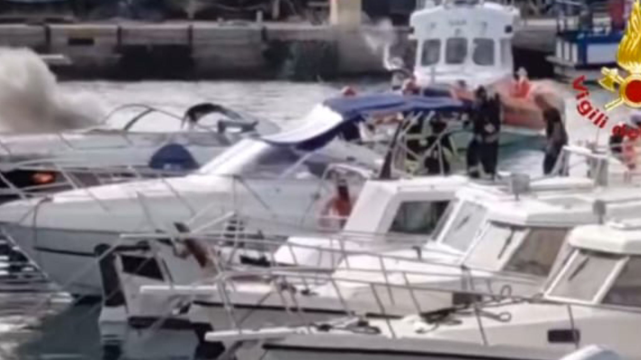 La Maddalena, imbarcazione in fiamme: intervengono i Vigili e la Guardia Costiera