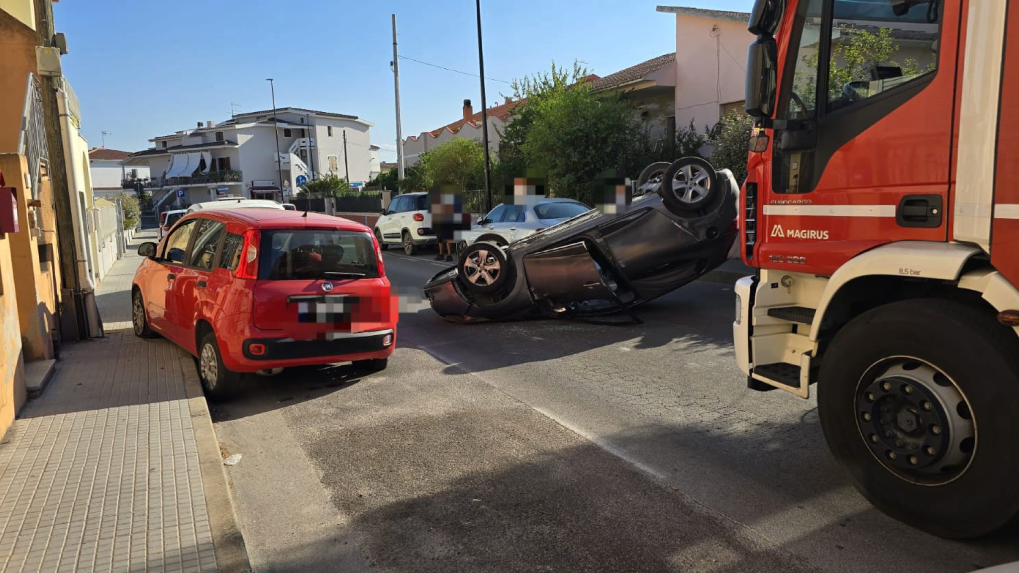 Olbia, auto si ribalta in via De Sanctis