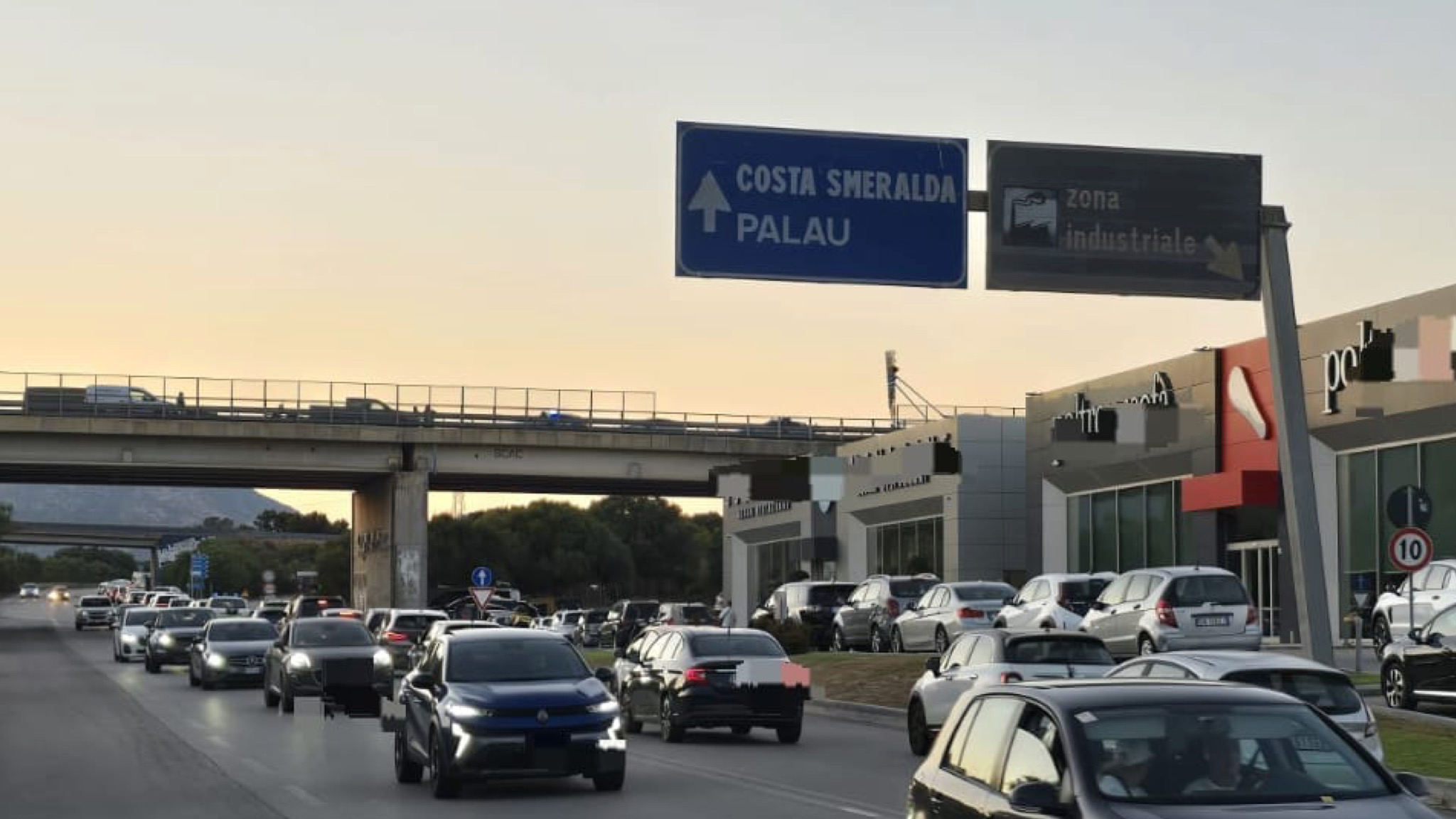Olbia, incidente sulla sopraelevata: scontro auto-moto