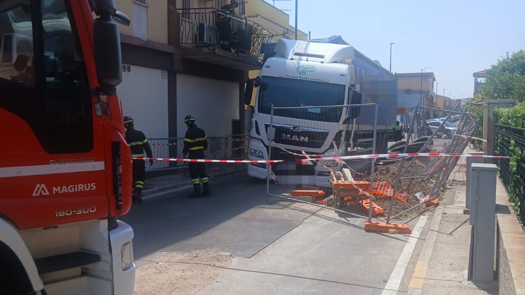 Olbia, autoarticolato in transito colpisce un balcone 
