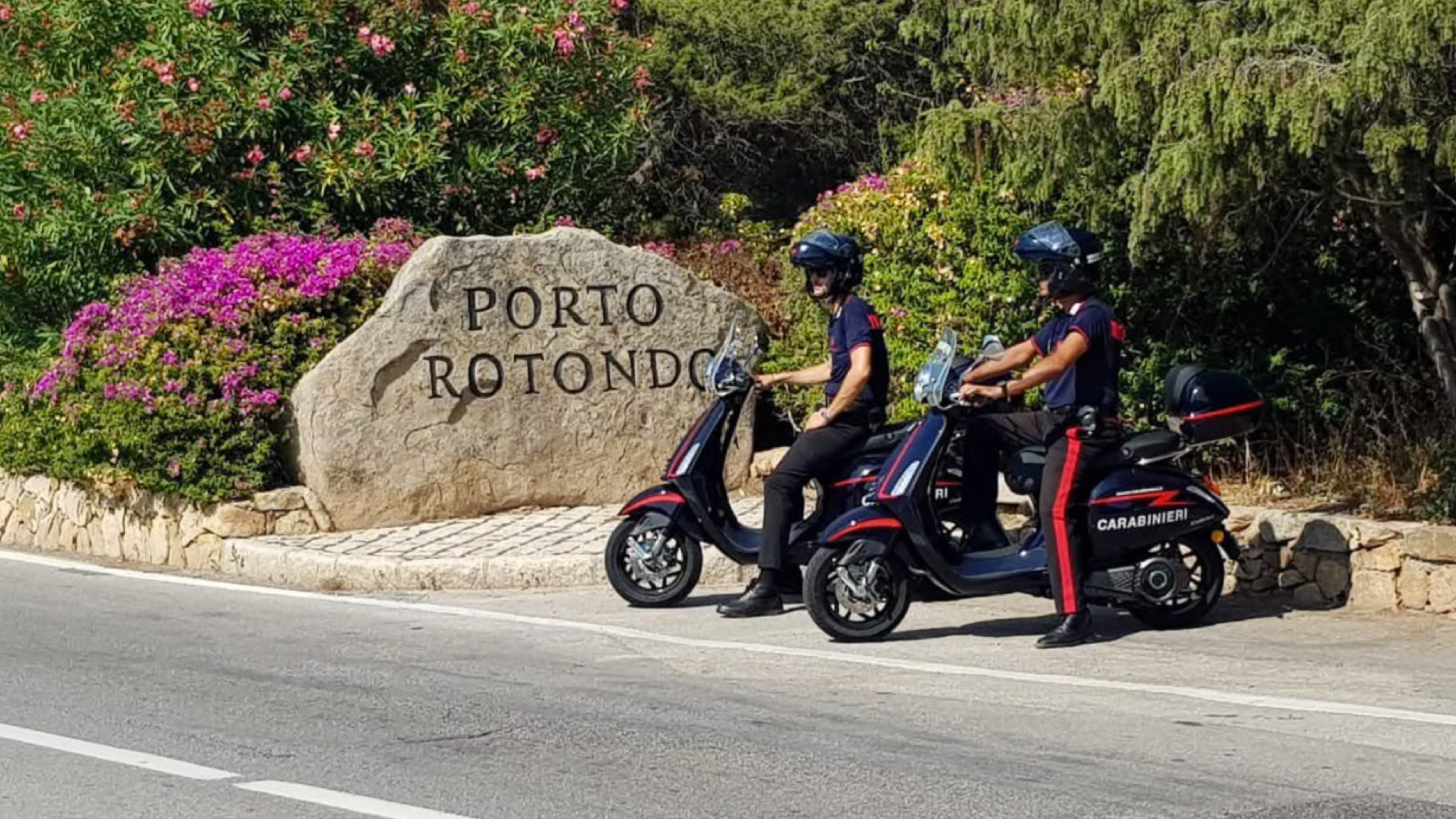 Porto Cervo e Porto Rotondo, Carabinieri in servizio con la vespa elettrica