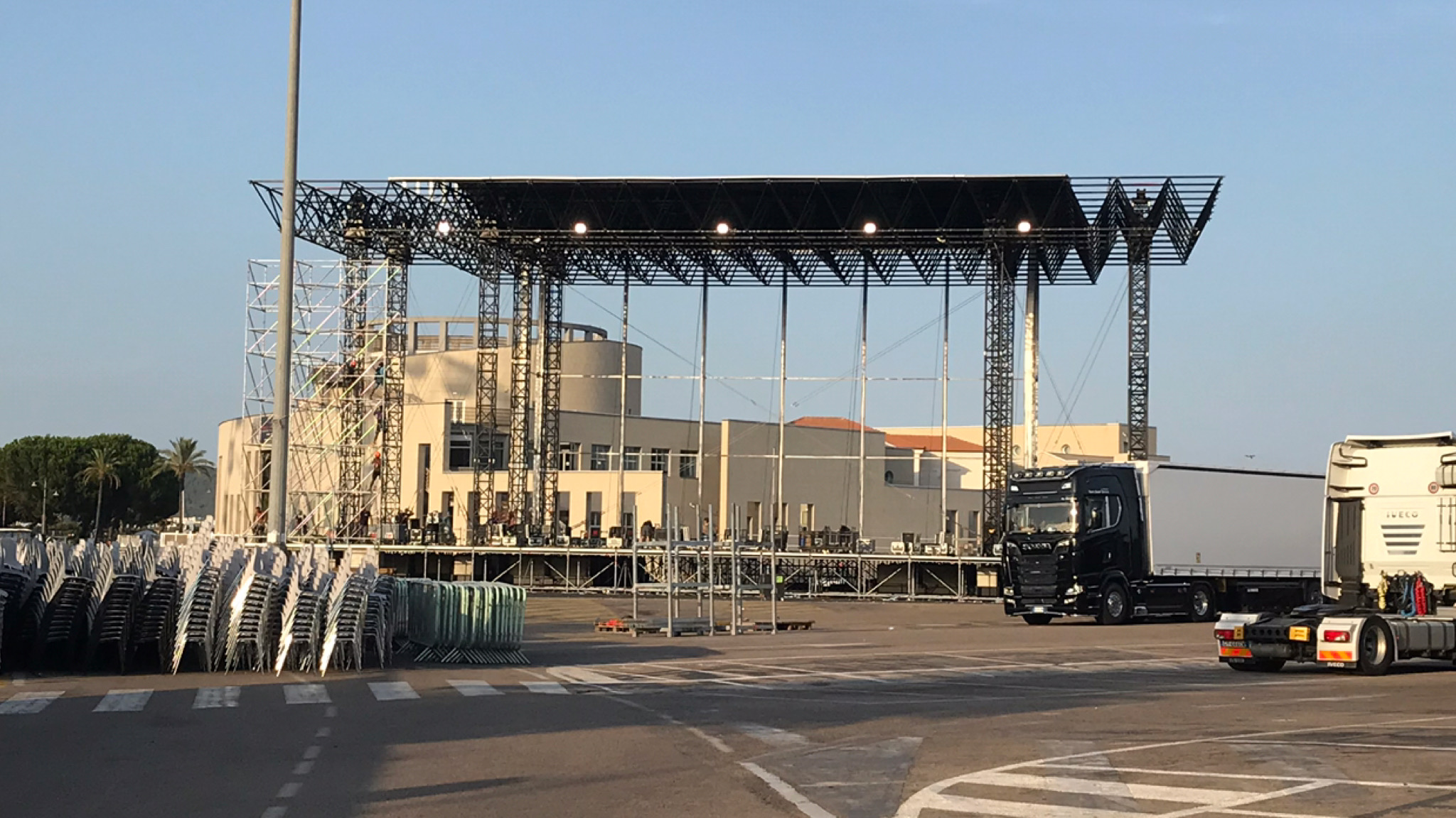 Olbia, Notre Dame de Paris arriva al Molo Brin: squadre al lavoro per montare il palco