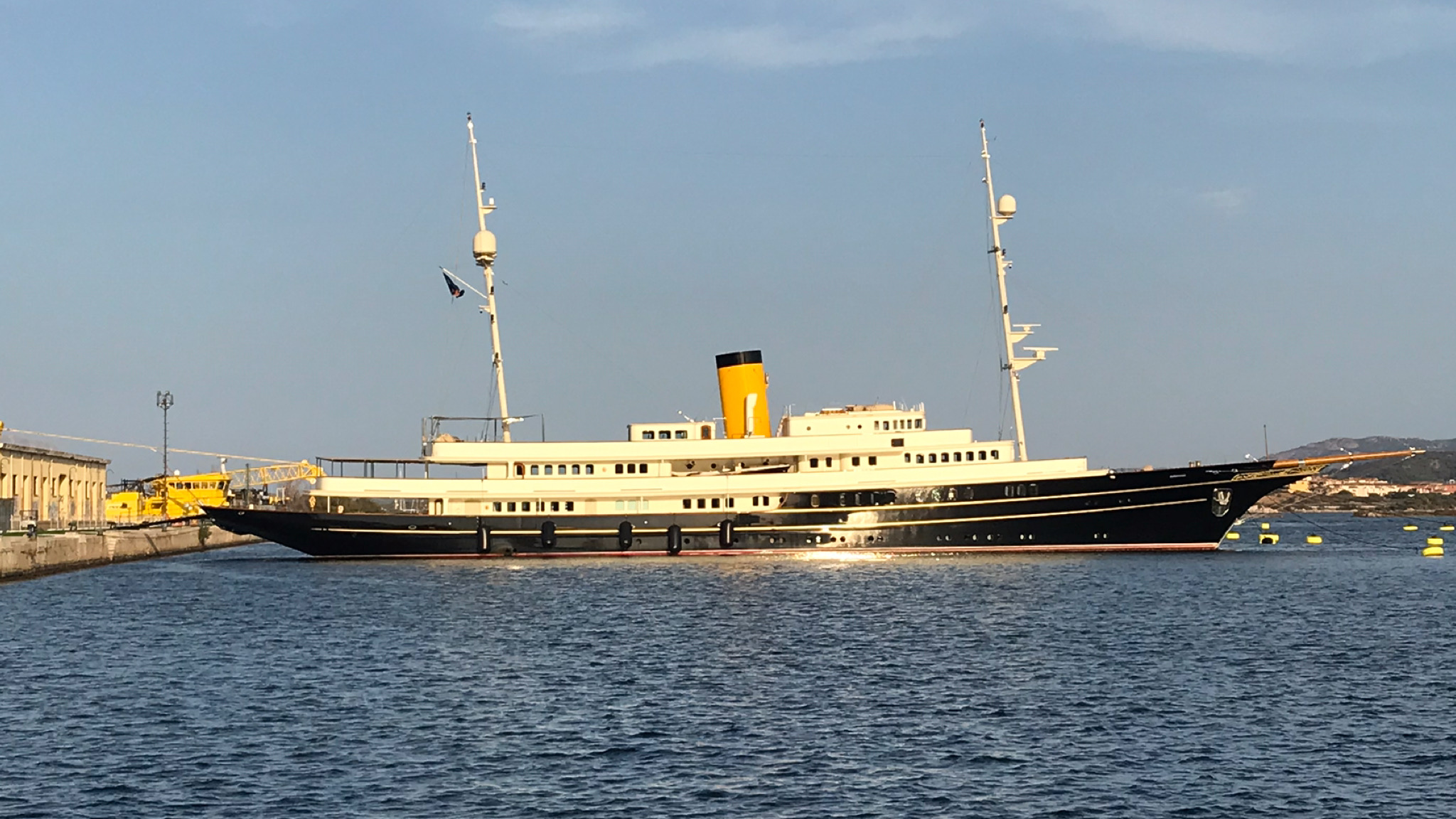 Olbia, arriva il M/Y Nero presso la Marina del Molo Brin