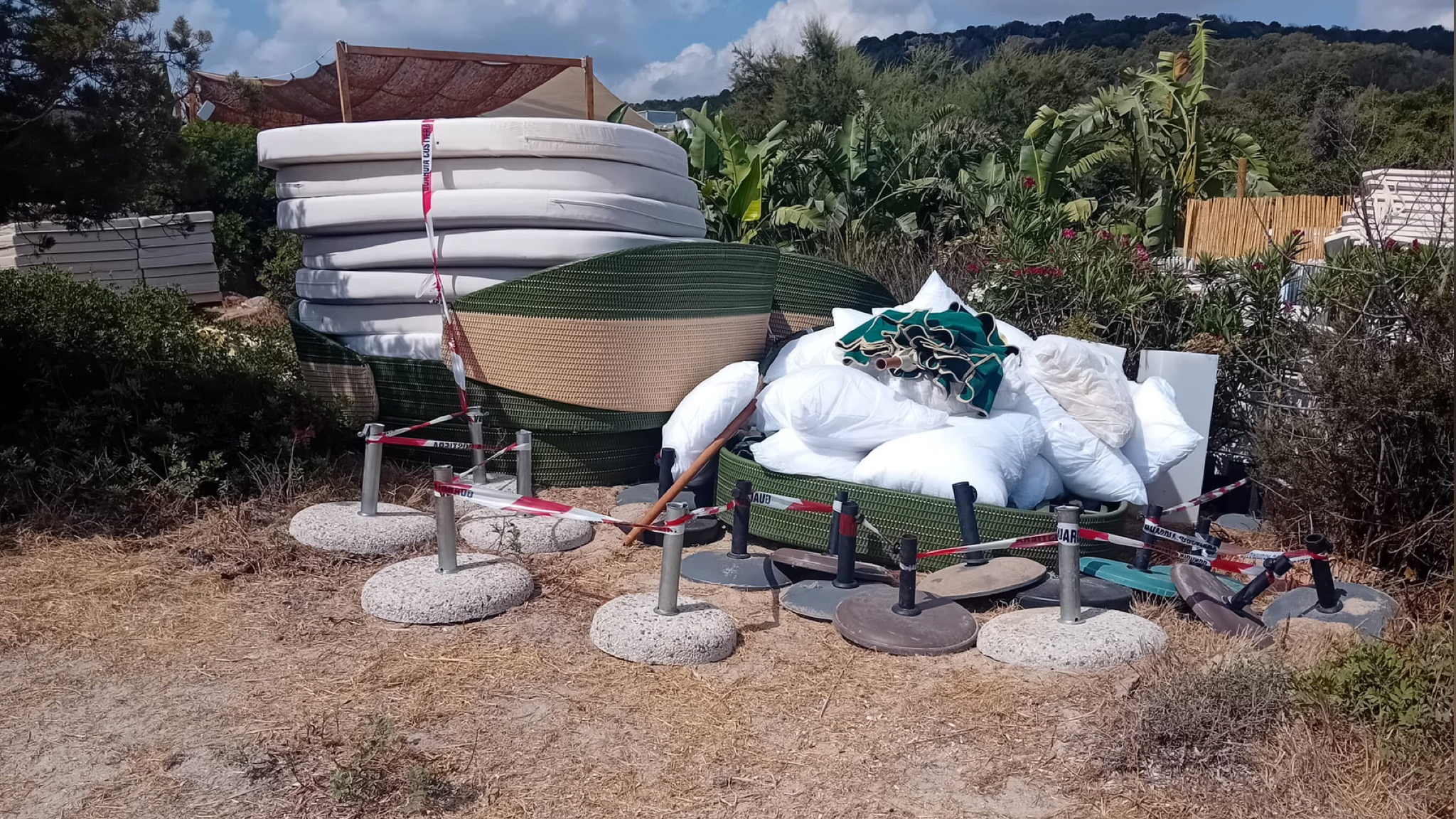 Olbia e Arzachena, 1000 mq di spiaggia libera restitituiti ai bagnanti: sequestrati ombrelloni, lettini, fioriere abusivi