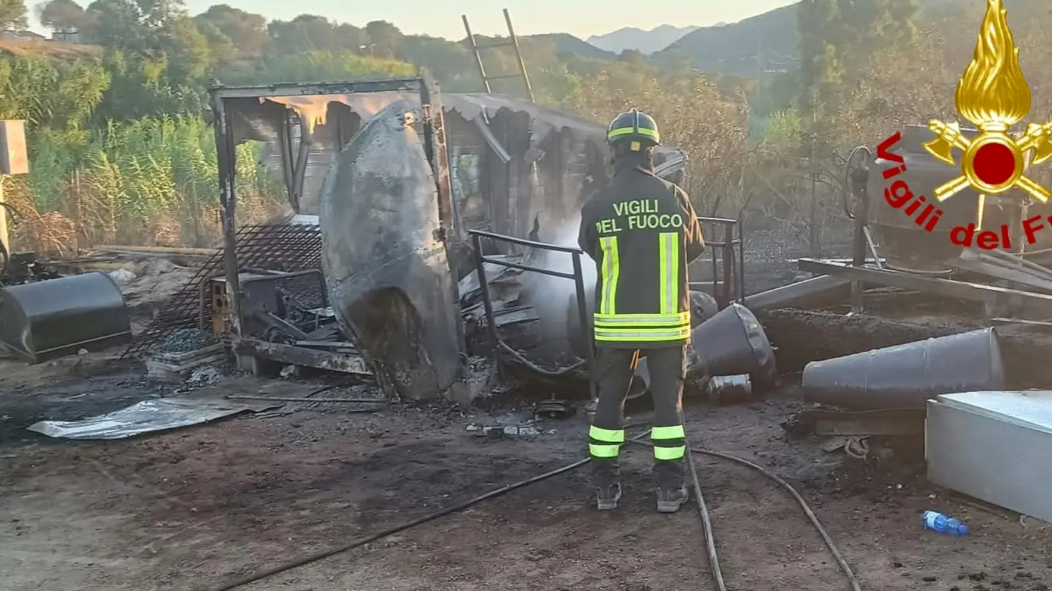 Olbia, incendio in un deposito attrezzi con oli e bombole