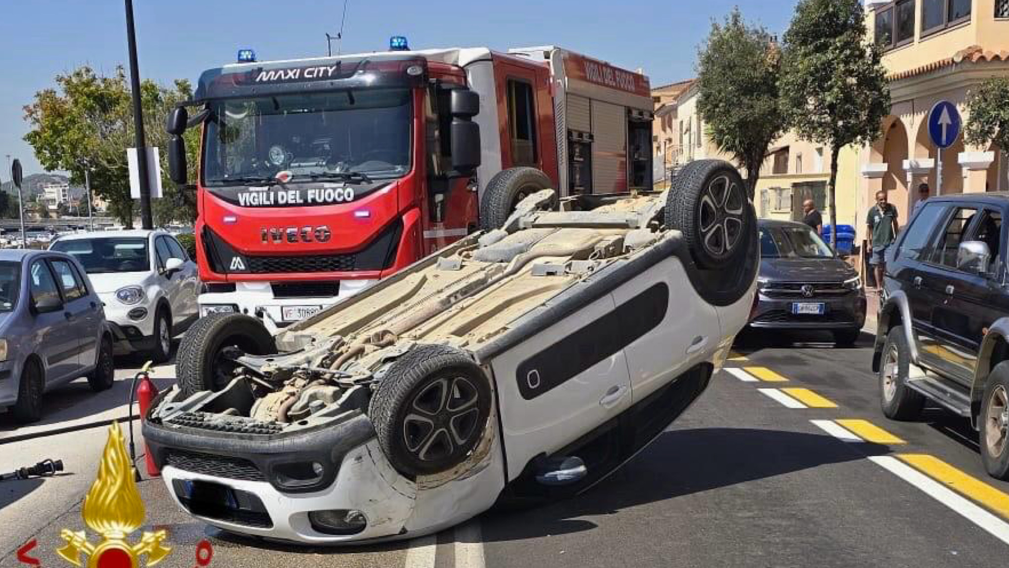 Olbia, incidente in via dei Lidi: auto si ribalta dopo l’urto contro una vettura parcheggiata