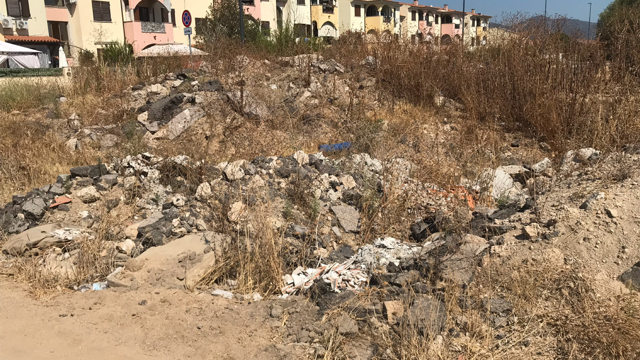 Olbia, la discarica a cielo aperto tra via Cesena e via Gran Bretagna