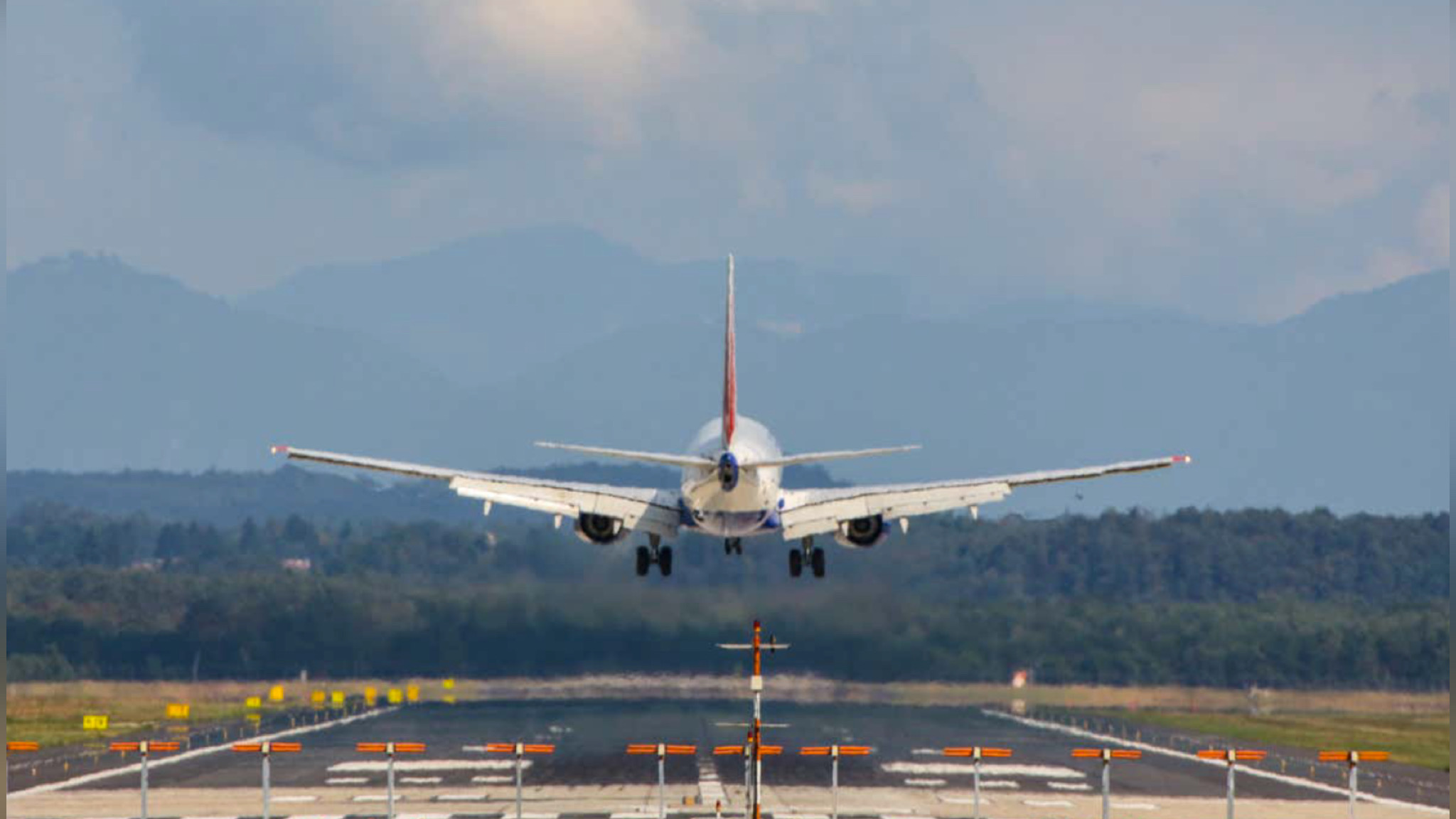 Roma-Olbia, volo in ritardo di due ore: “Passeggeri stipati al caldo, a bordo oltre 37 gradi”