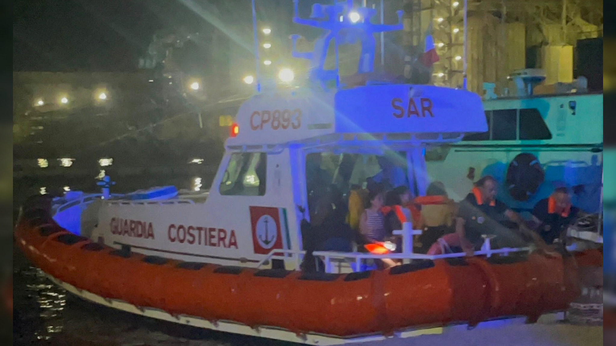 Barca incagliata tra gli scogli all’isola di Caogheddas: 5 persone soccorse dalla Guardia costiera