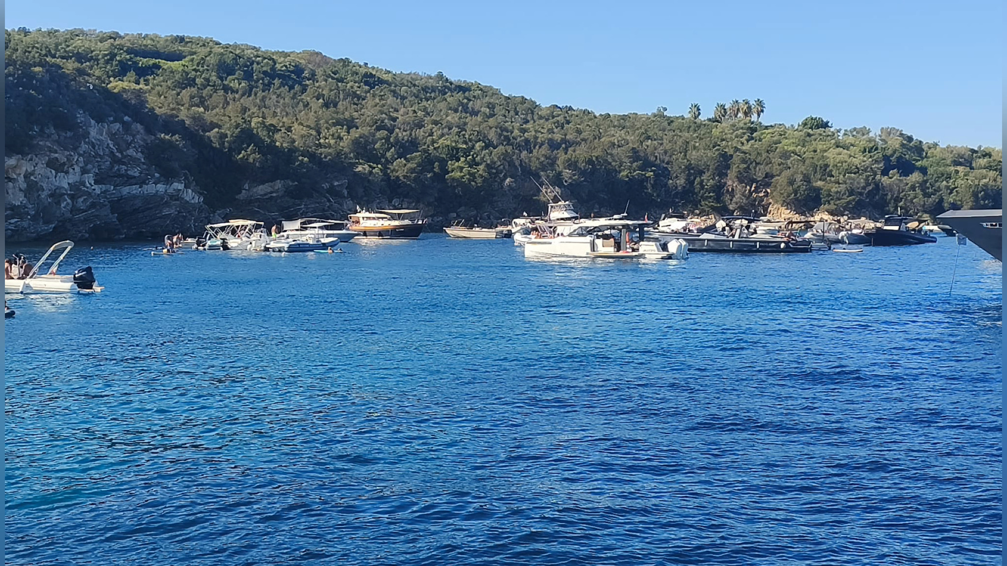Golfo di Marinella: barche vicino agli scogli, ancora una volta l’ordinanza balneare diventa soggettiva