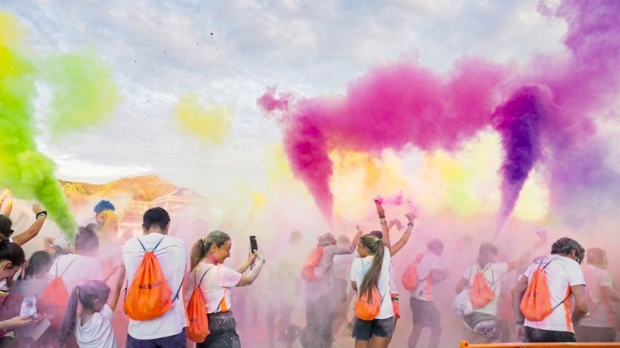 Golfo Aranci tra verde, giallo e rosa: ritorna “Colora la corsa”