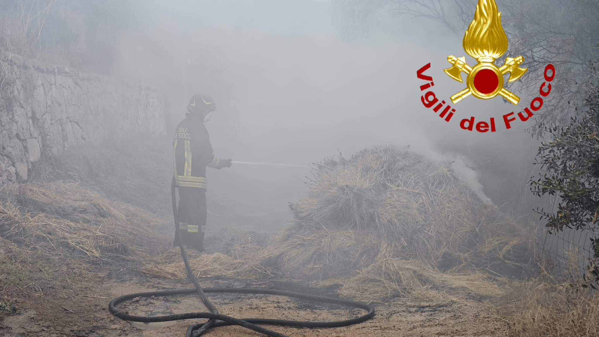 Olbia, camion urta un palo della corrente: innescato l’incendio sul carico di rotoballe
