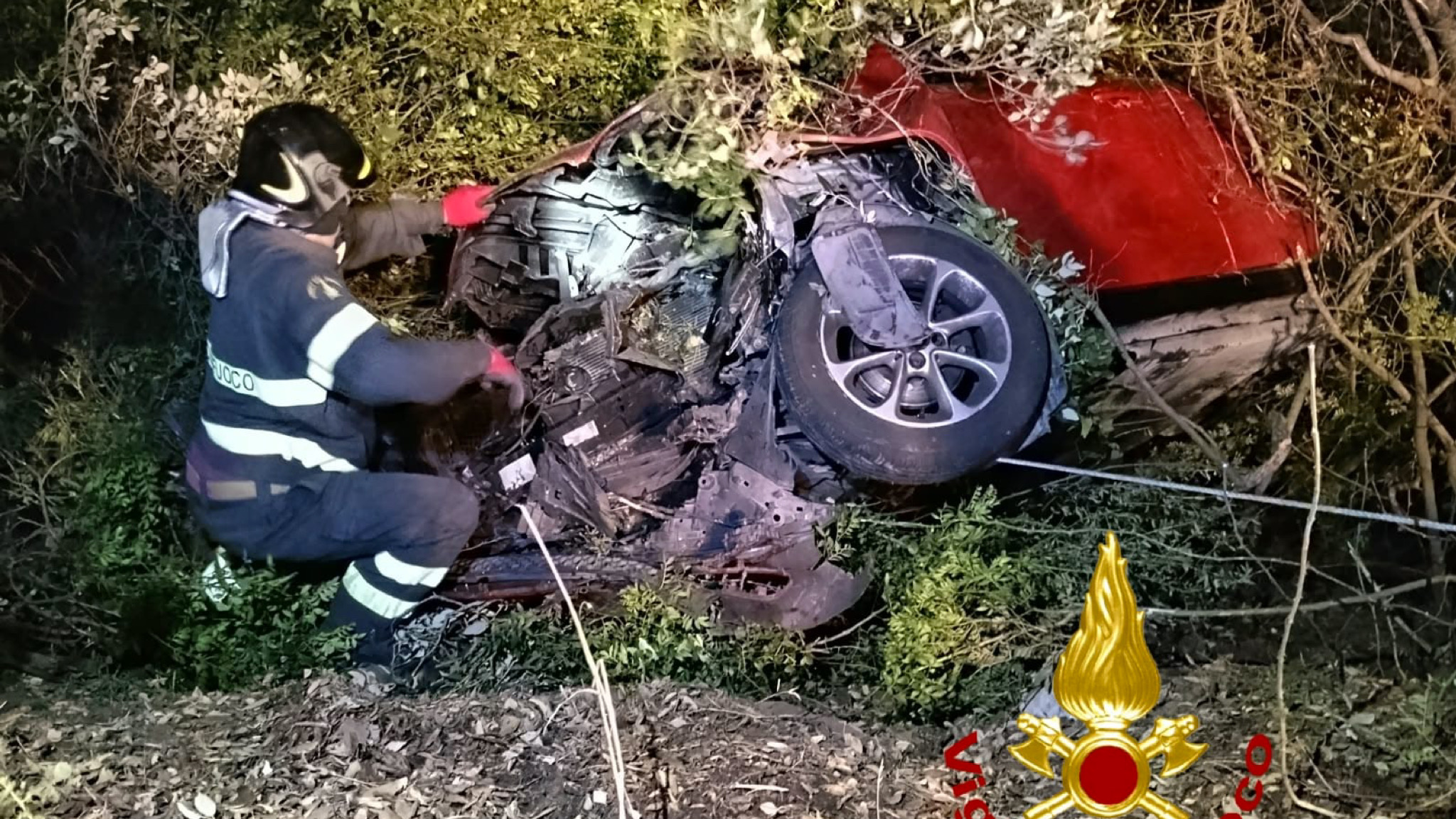 Arzachena, auto fuori strada cade in un fossato: tre feriti