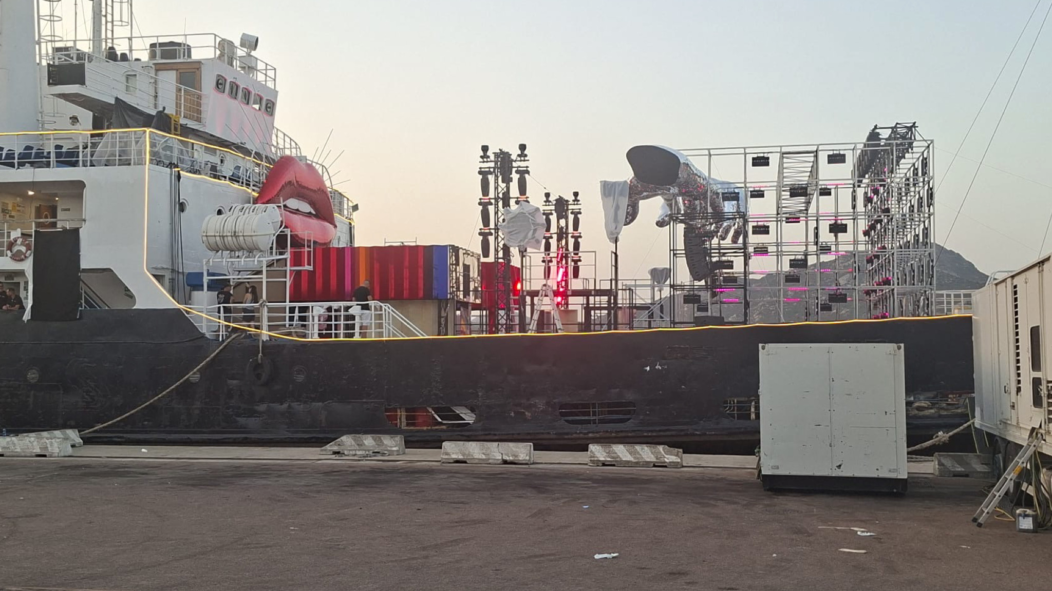 Olbia, prosegue la preparazione del palco per il Si di Blumer e Spano