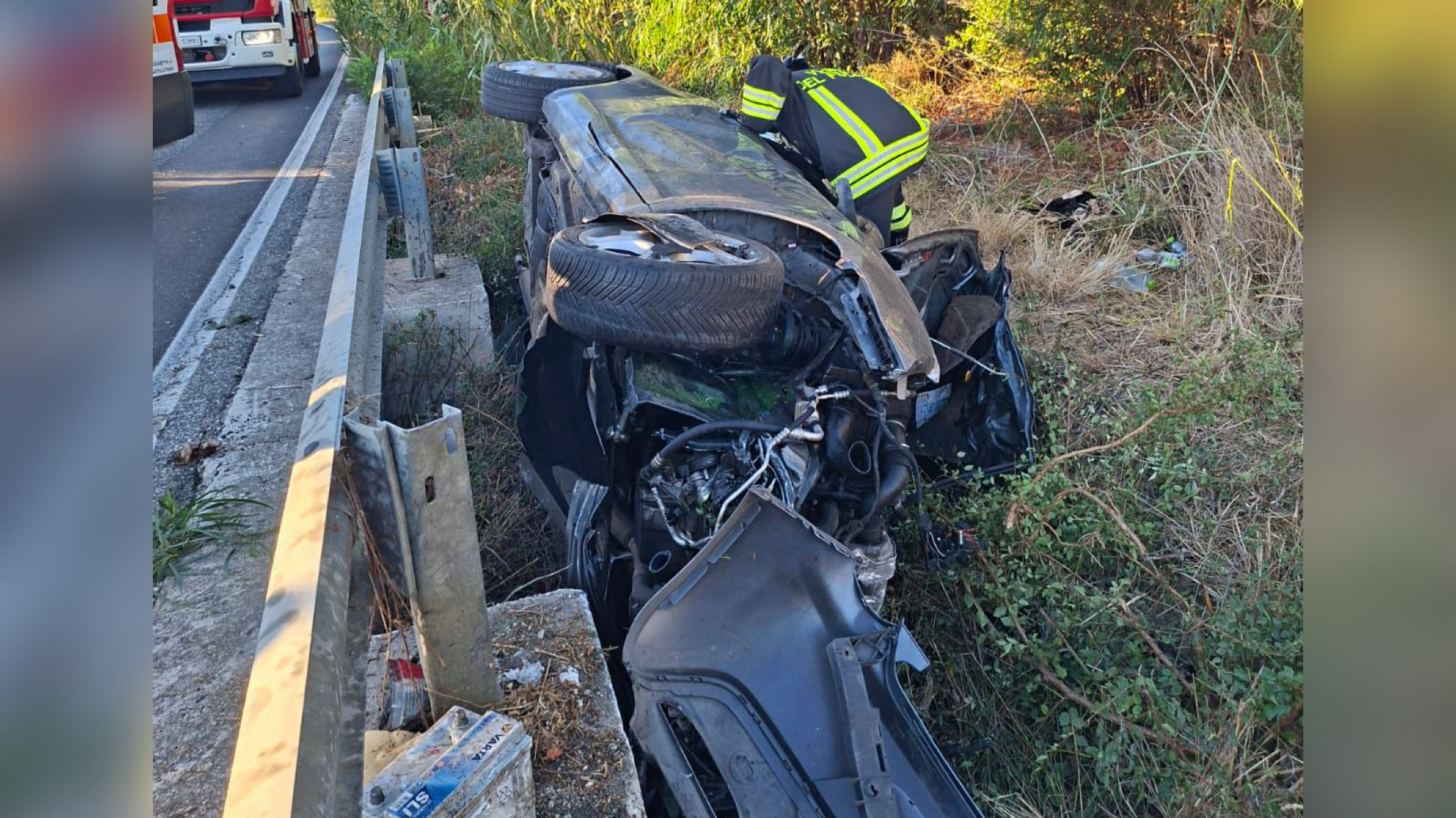 Auto contro il guardrail esce fuori strada: 3 feriti