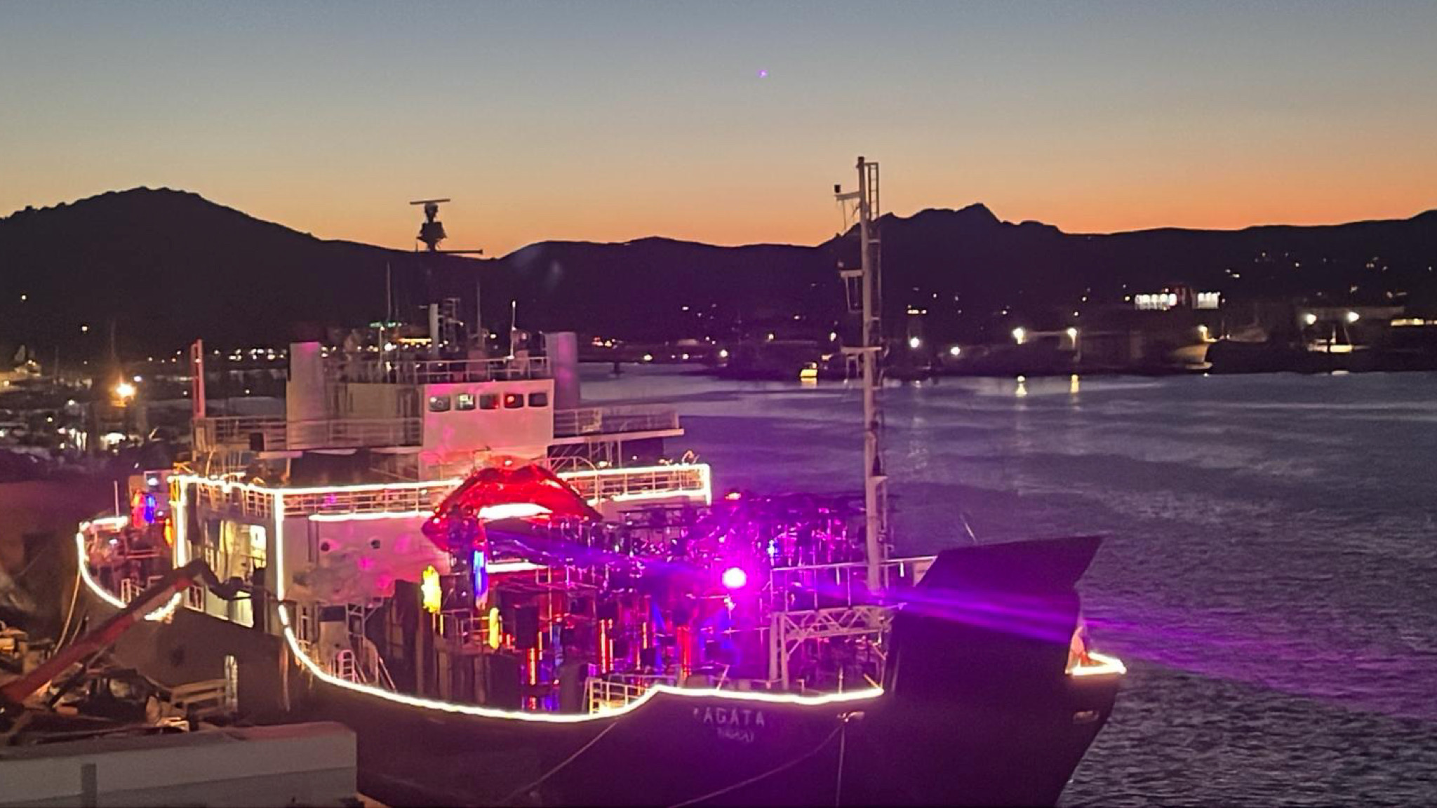 Tramonto all’Isola Bianca sulla nave Agata