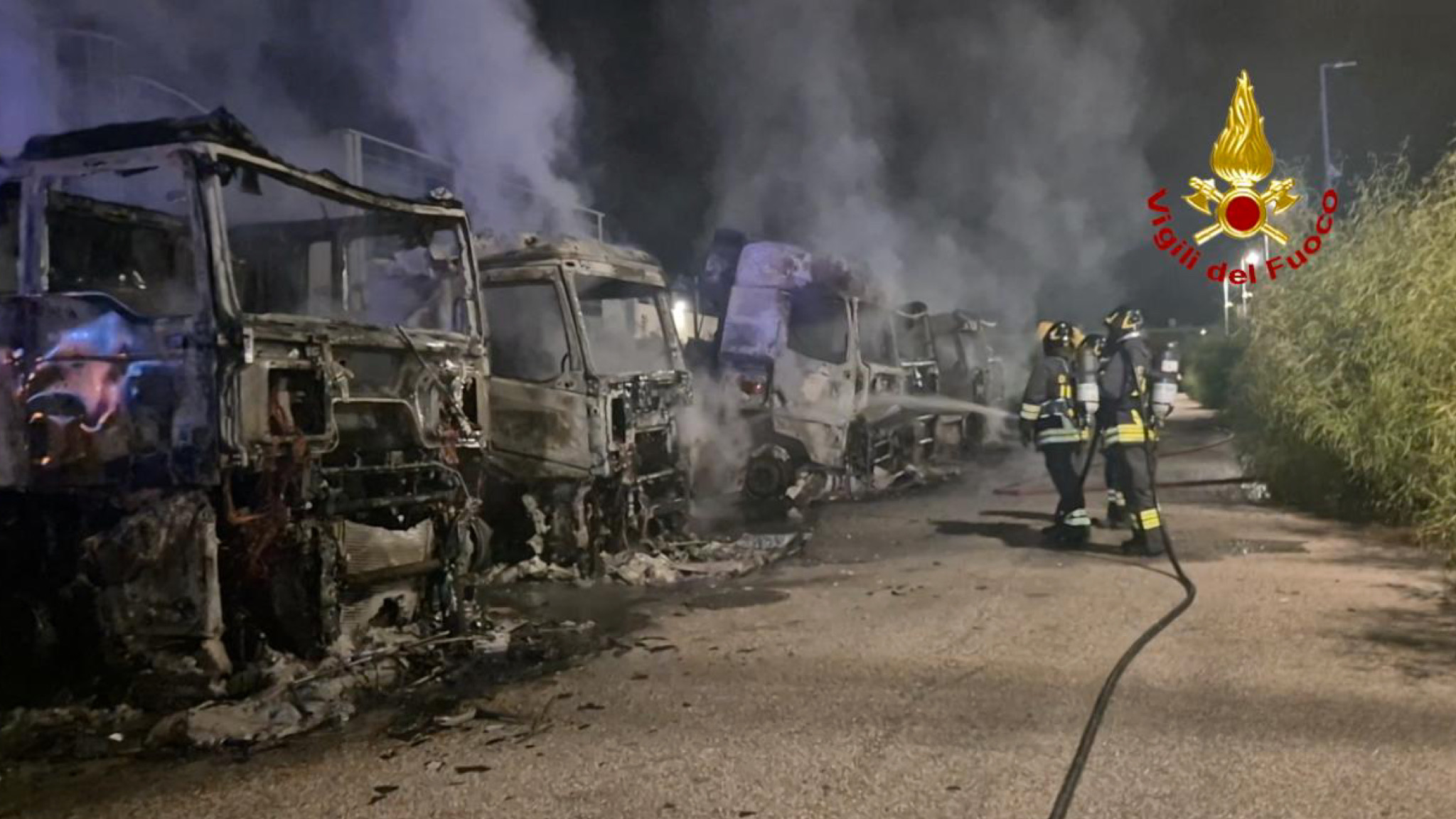 Olbia, incendio in via Mincio: in fiamme otto trattori stradali
