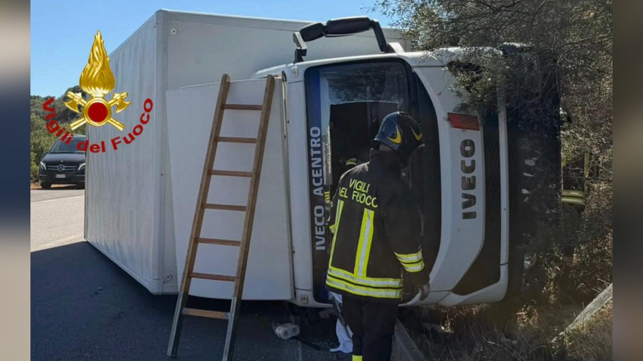 Arzachena, camion si ribalta sulla provinciale: il conducente elitrasportato in ospedale