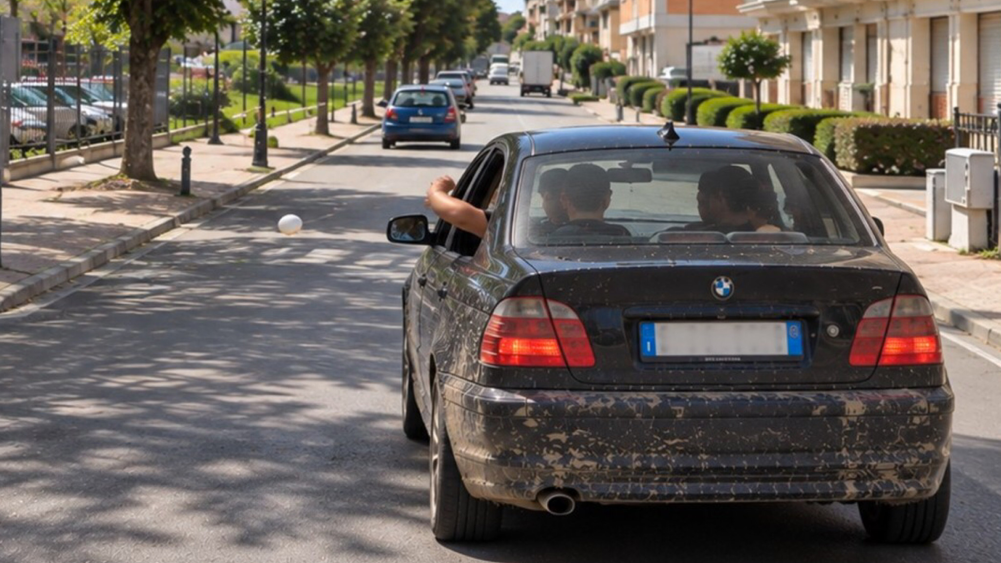Olbia, lancio delle uova in città: sabato sera di follia in via Vittorio Veneto
