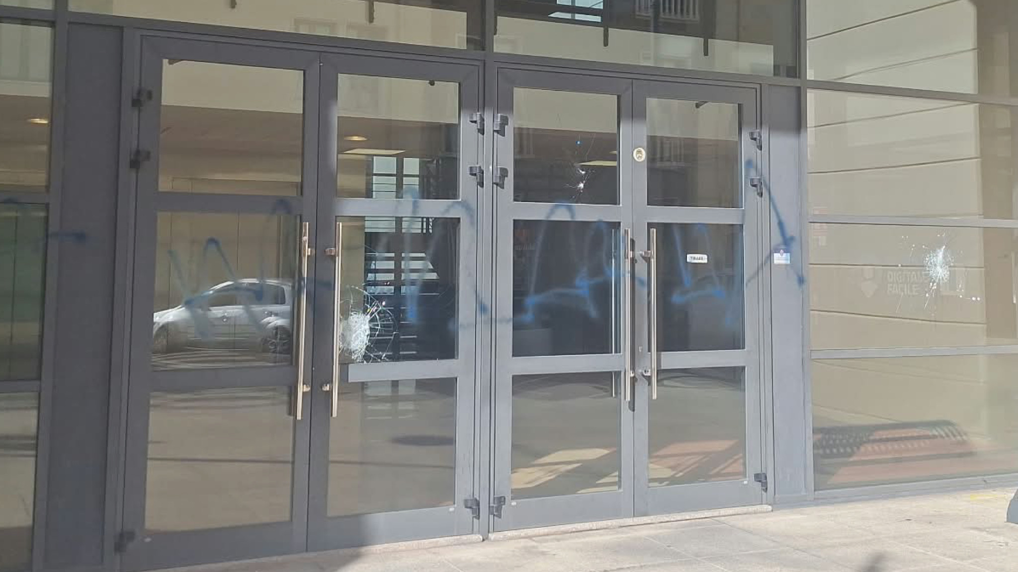 Olbia, identificato l’autore del raid vandalico contro le vetrate del comune