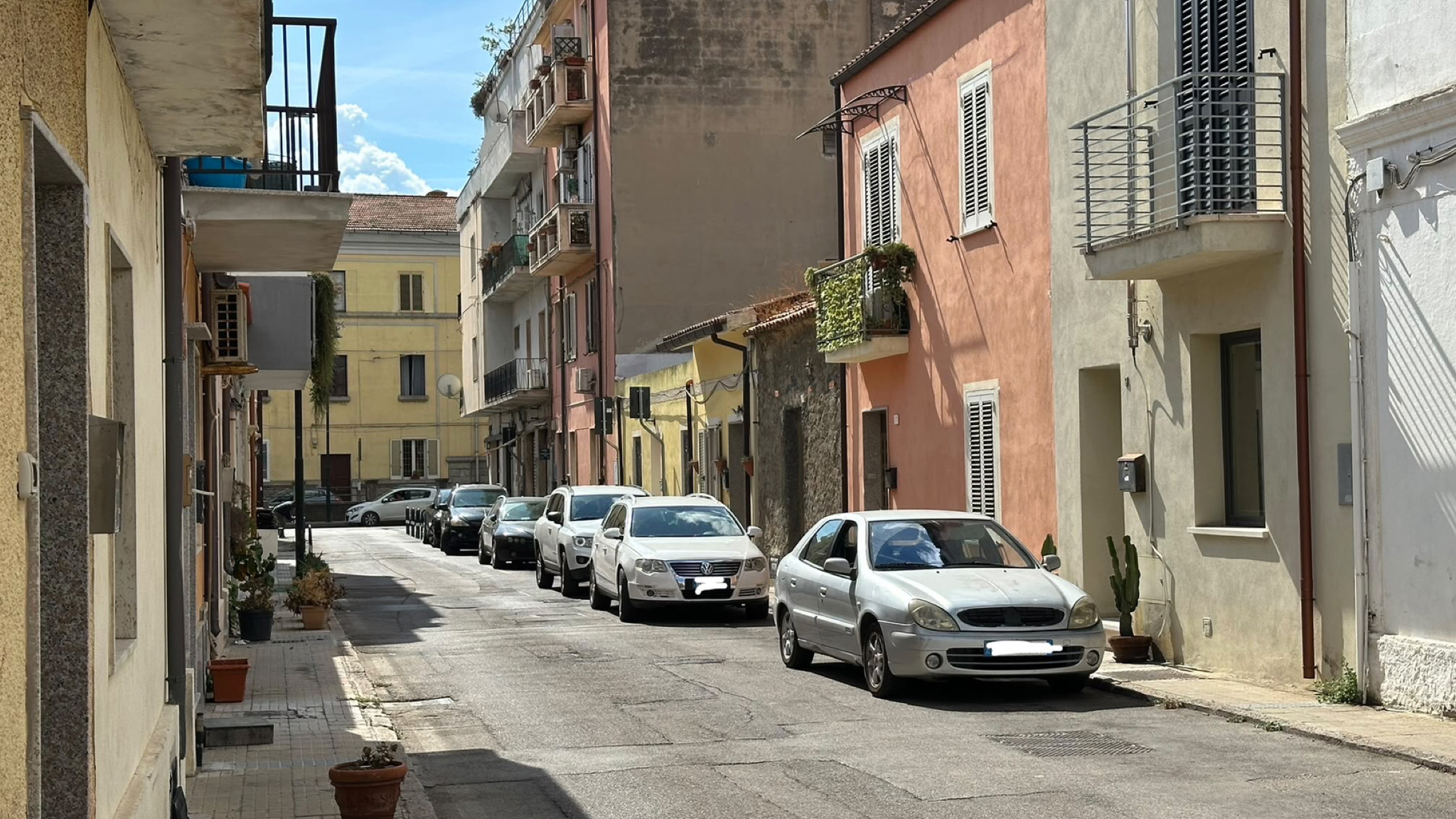 Olbia, divieto di parcheggio ignorato in via Fiume: i residenti chiedono la revoca dell’ordinanza