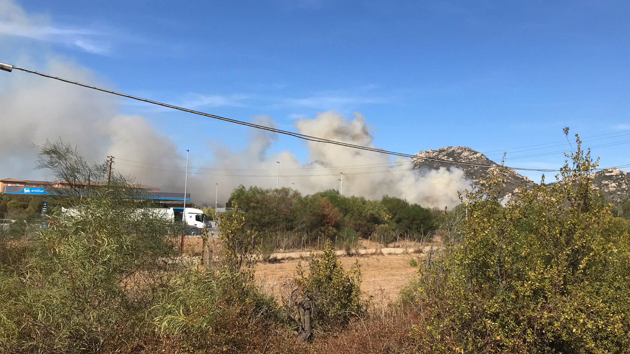 Olbia, incendio in zona di viale Aldo Moro alta