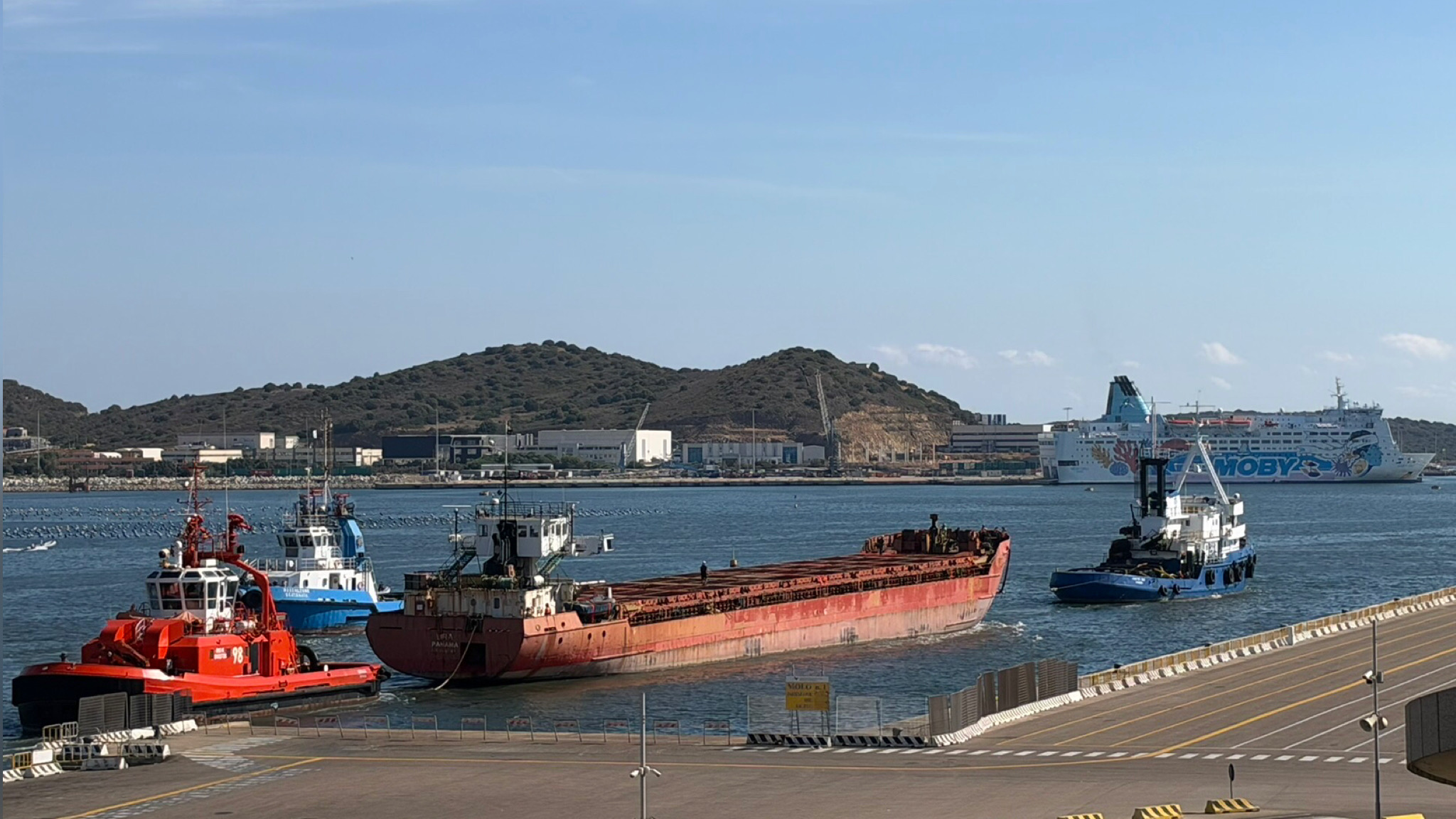 La Nave Lira lascia il porto di Olbia. Oggi le operazioni di disormeggio e di trasferimento in Grecia