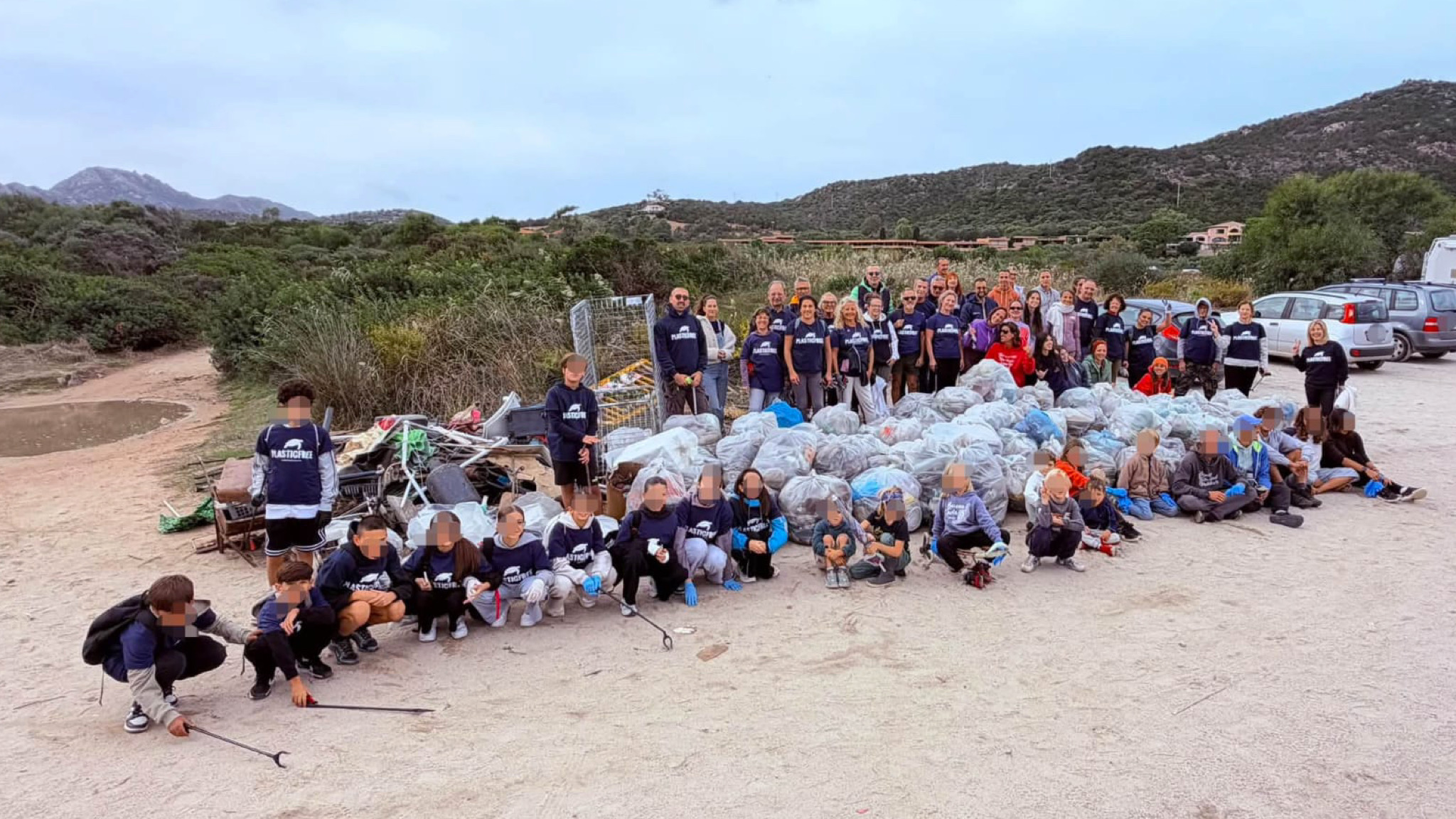 Grandi pulizie di fine stagione alla spiaggia di Marinella: tanti i volontari coinvolti 